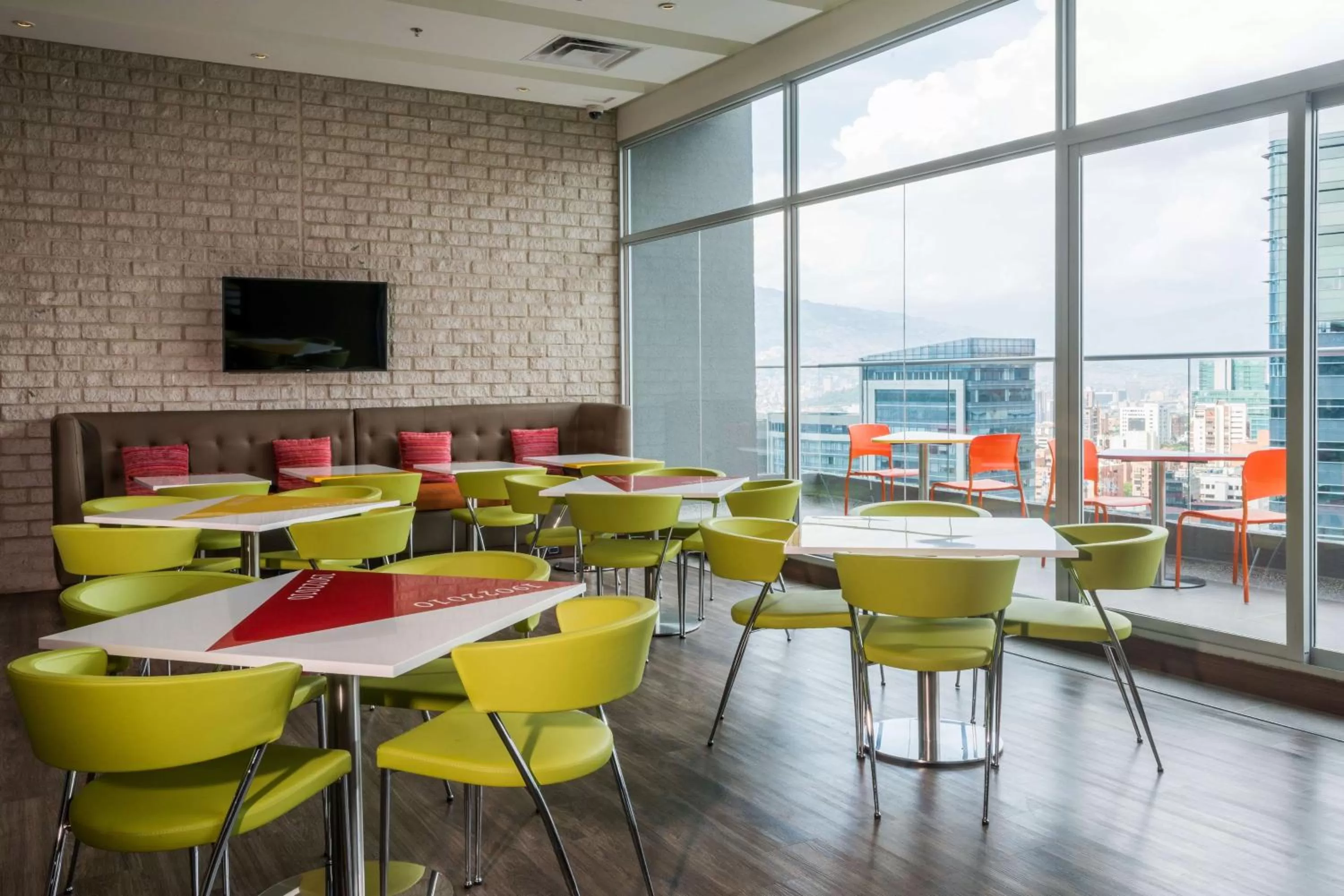 Dining area in Hampton by Hilton Medellin