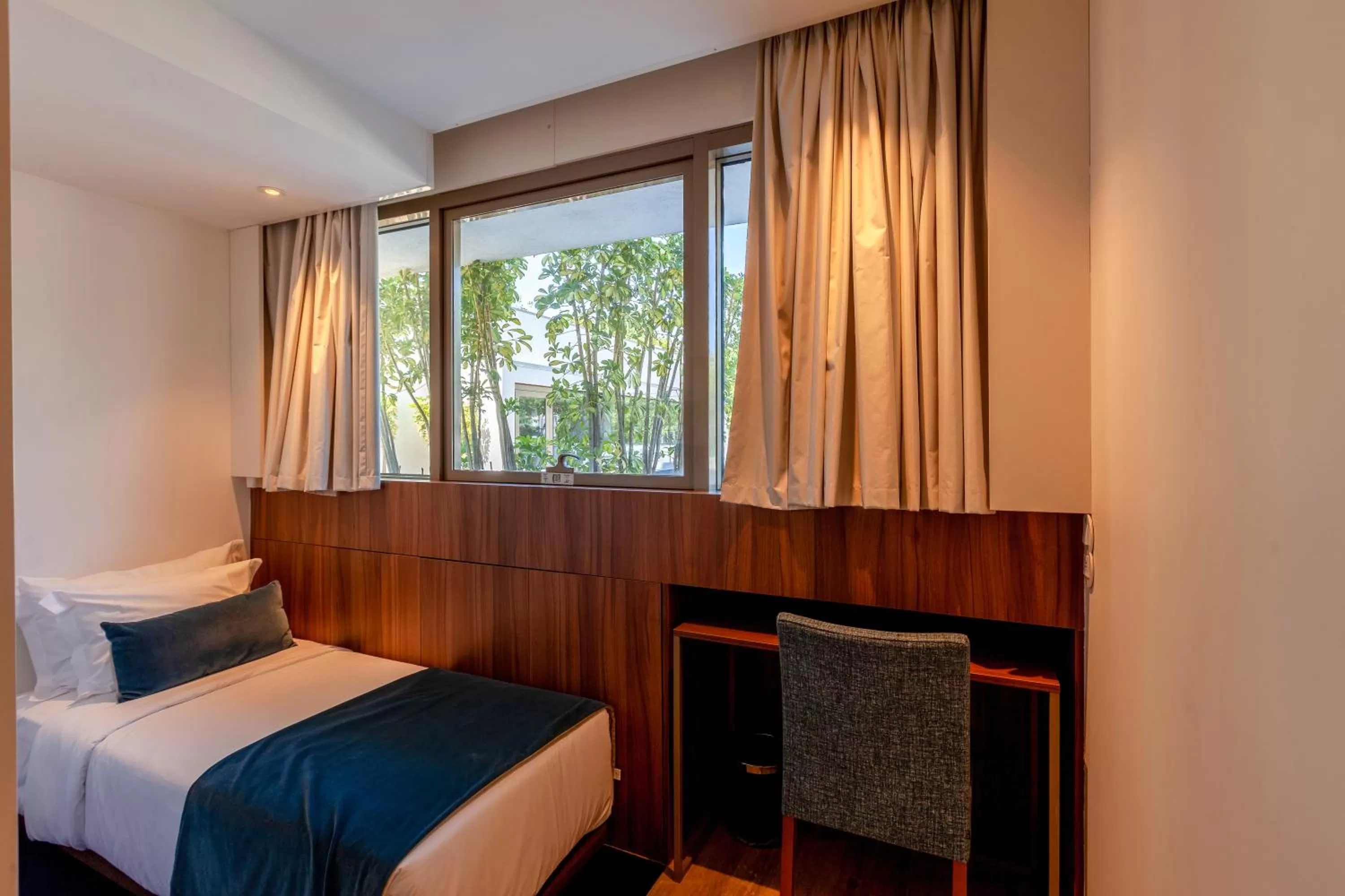 Photo of the whole room, Bed in Sea Porto Hotel