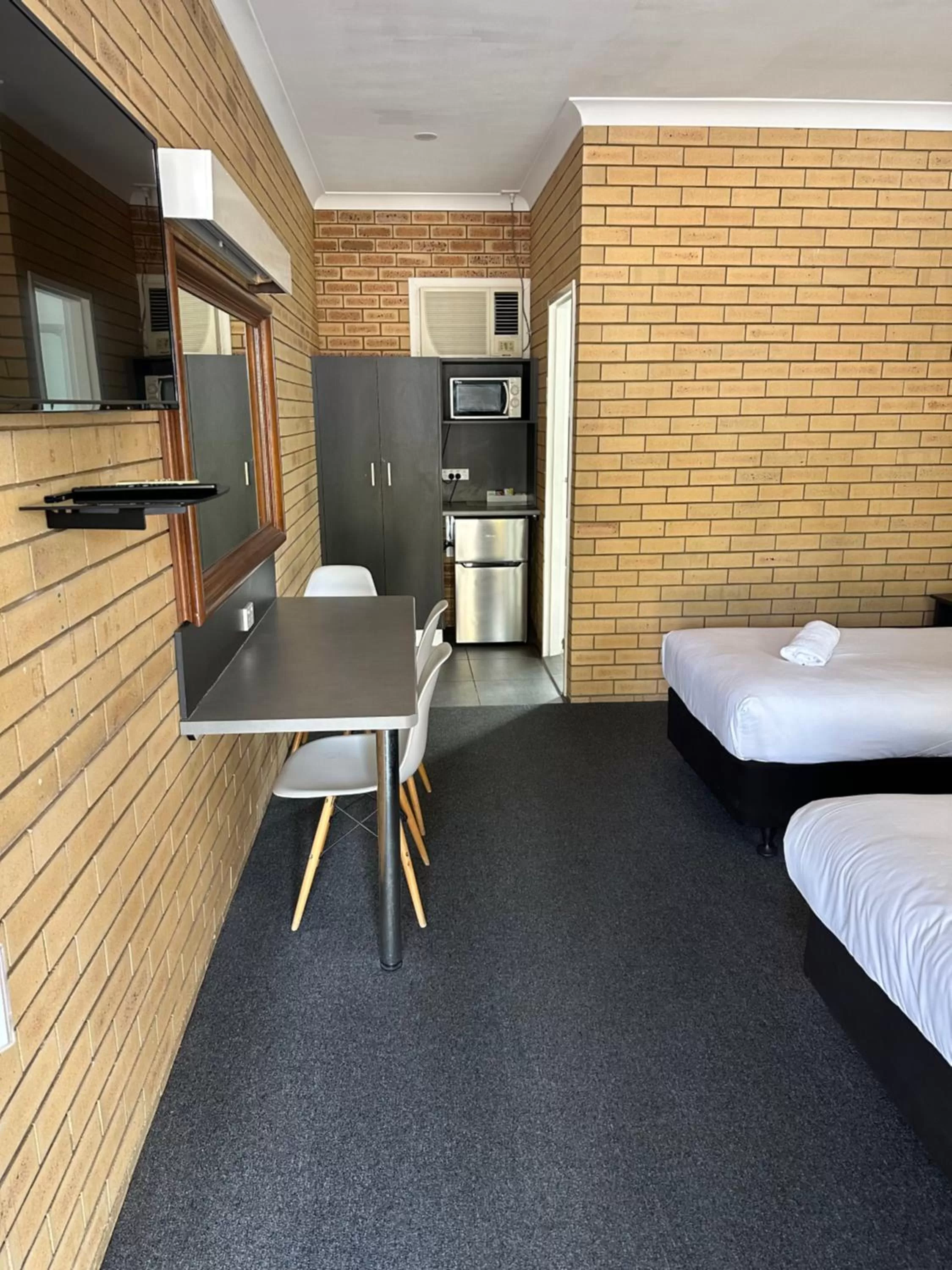 Kitchen or kitchenette, Bed in Blue Violet Motor Inn