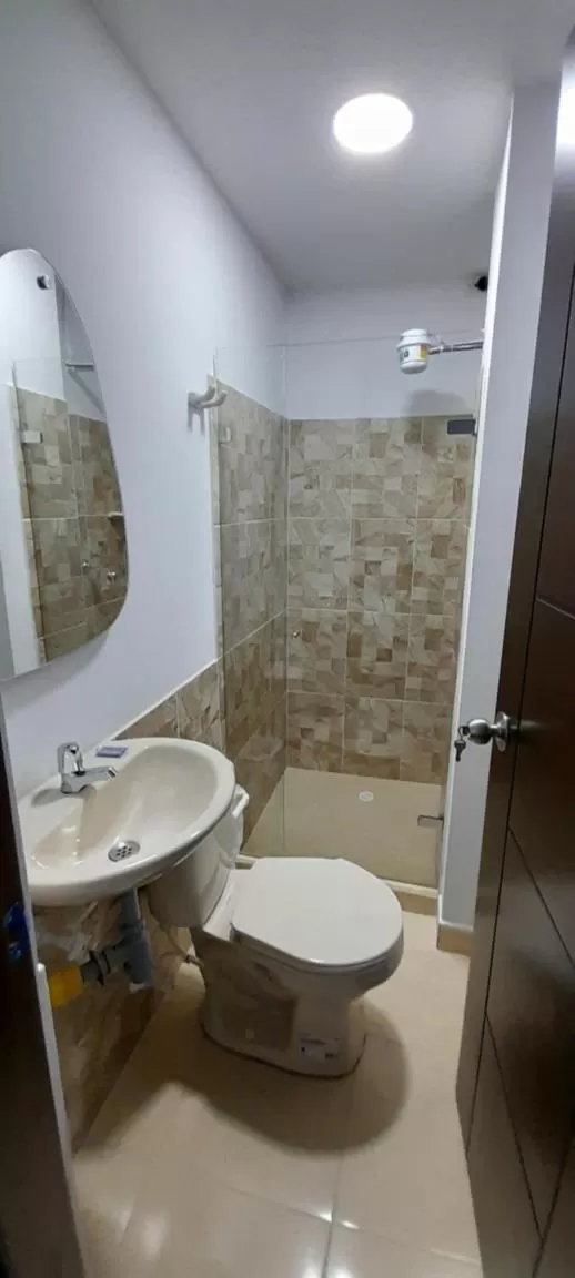 Shower, Bathroom in Hotel Caldas Real