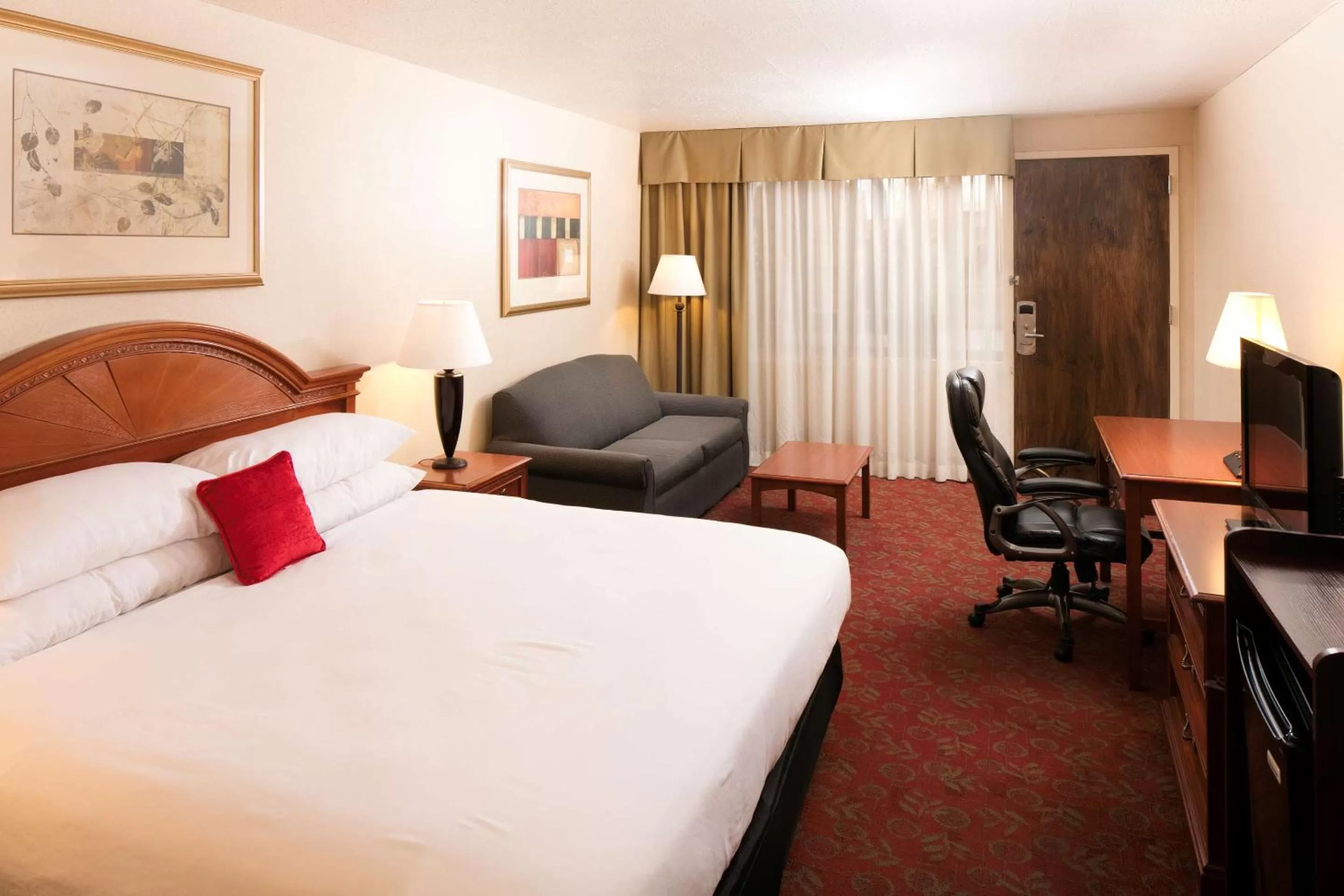 Photo of the whole room, Bed in Red Lion Hotel and Conference Center St. George