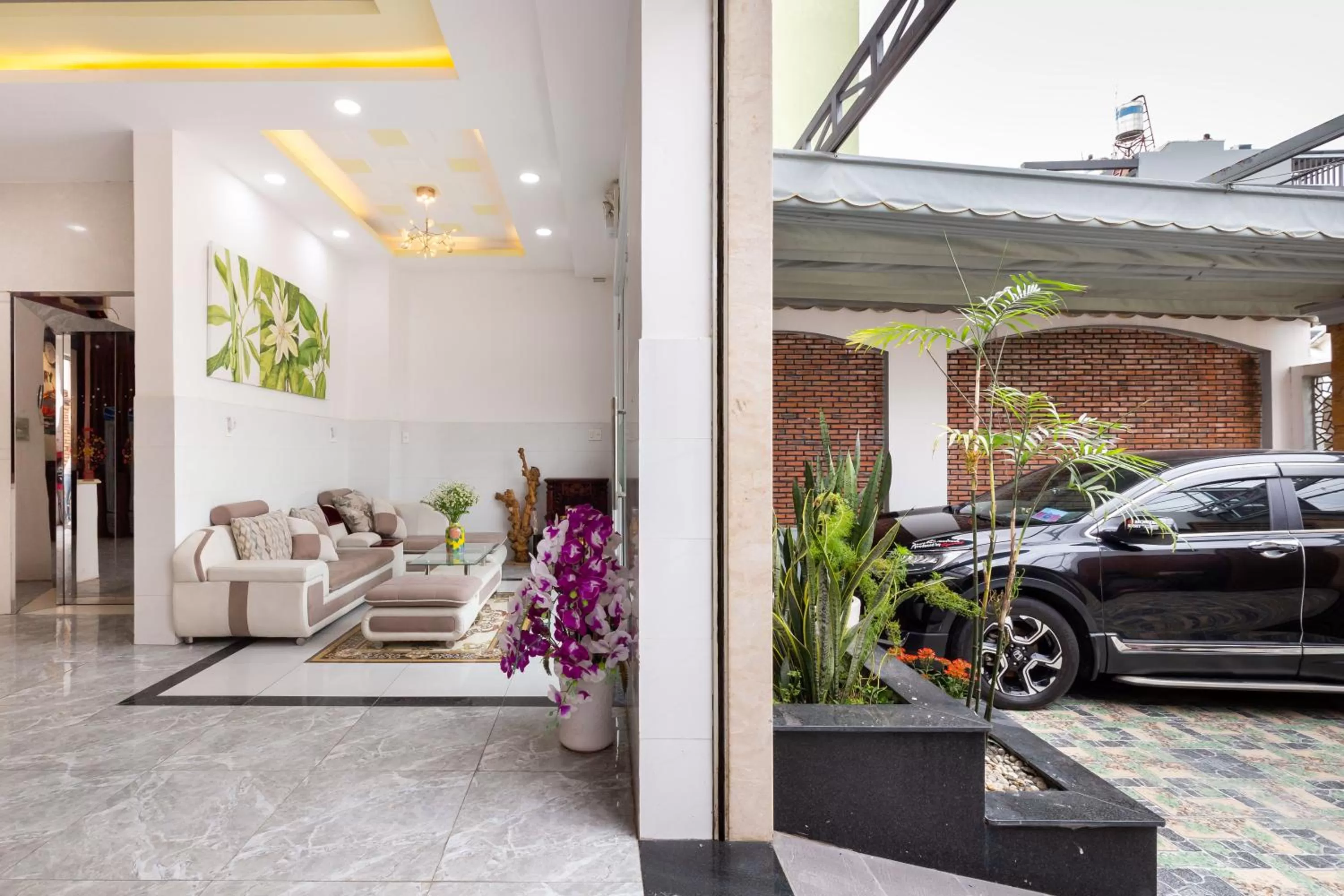 Communal lounge/ TV room in Luxury Vườn Lài Hotel