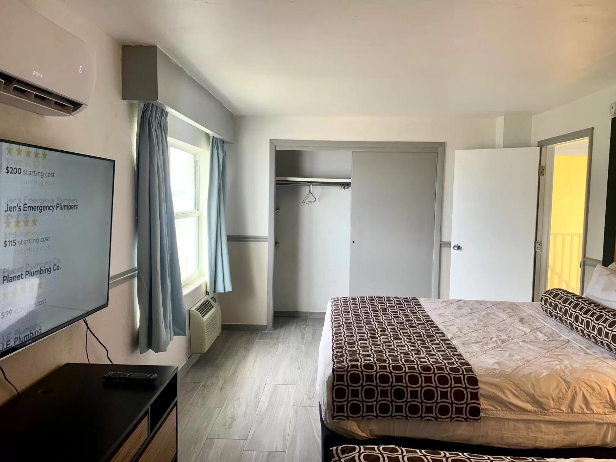 Bed in Sand Castle Motel