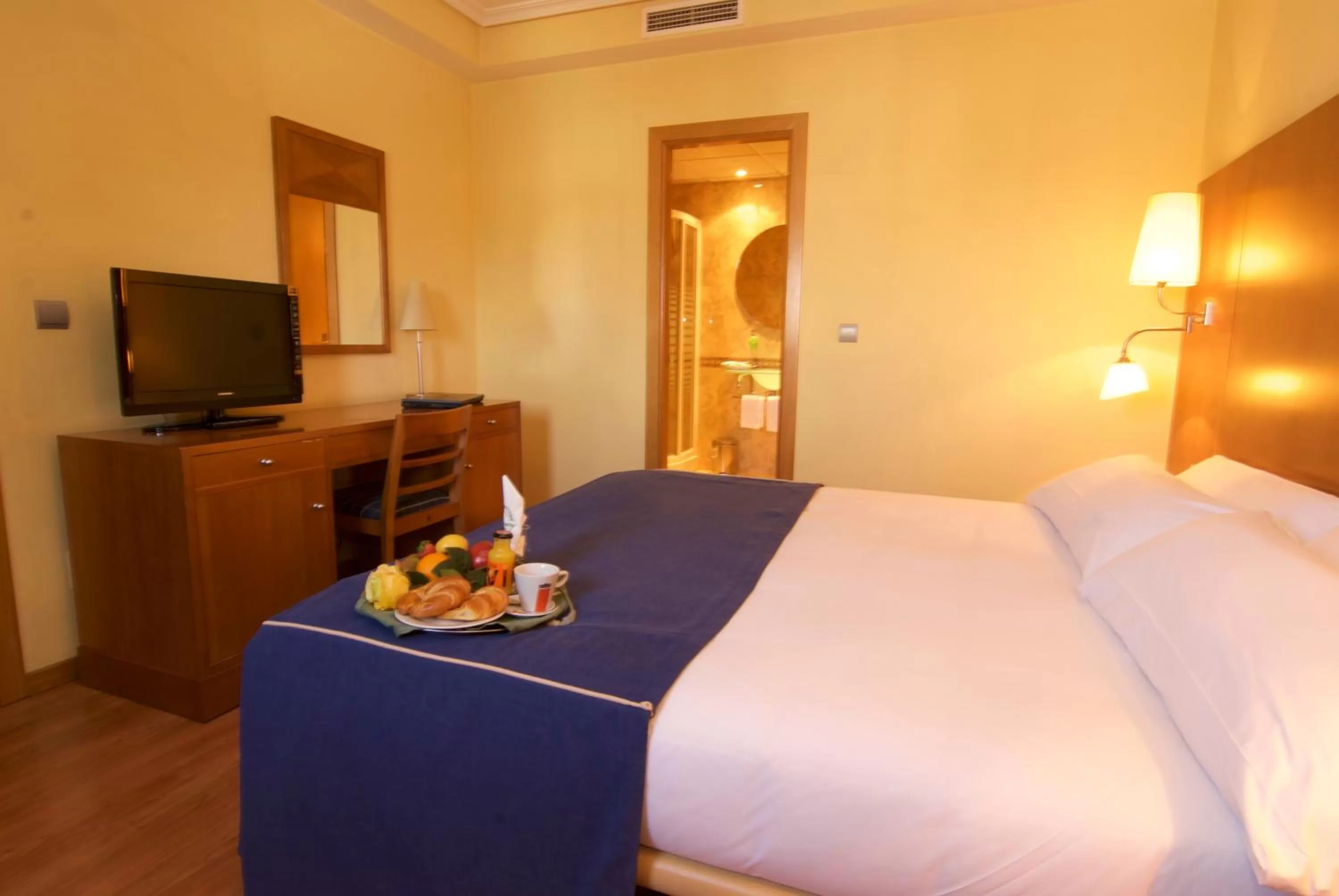 Photo of the whole room, Bed in Hotel Galaico