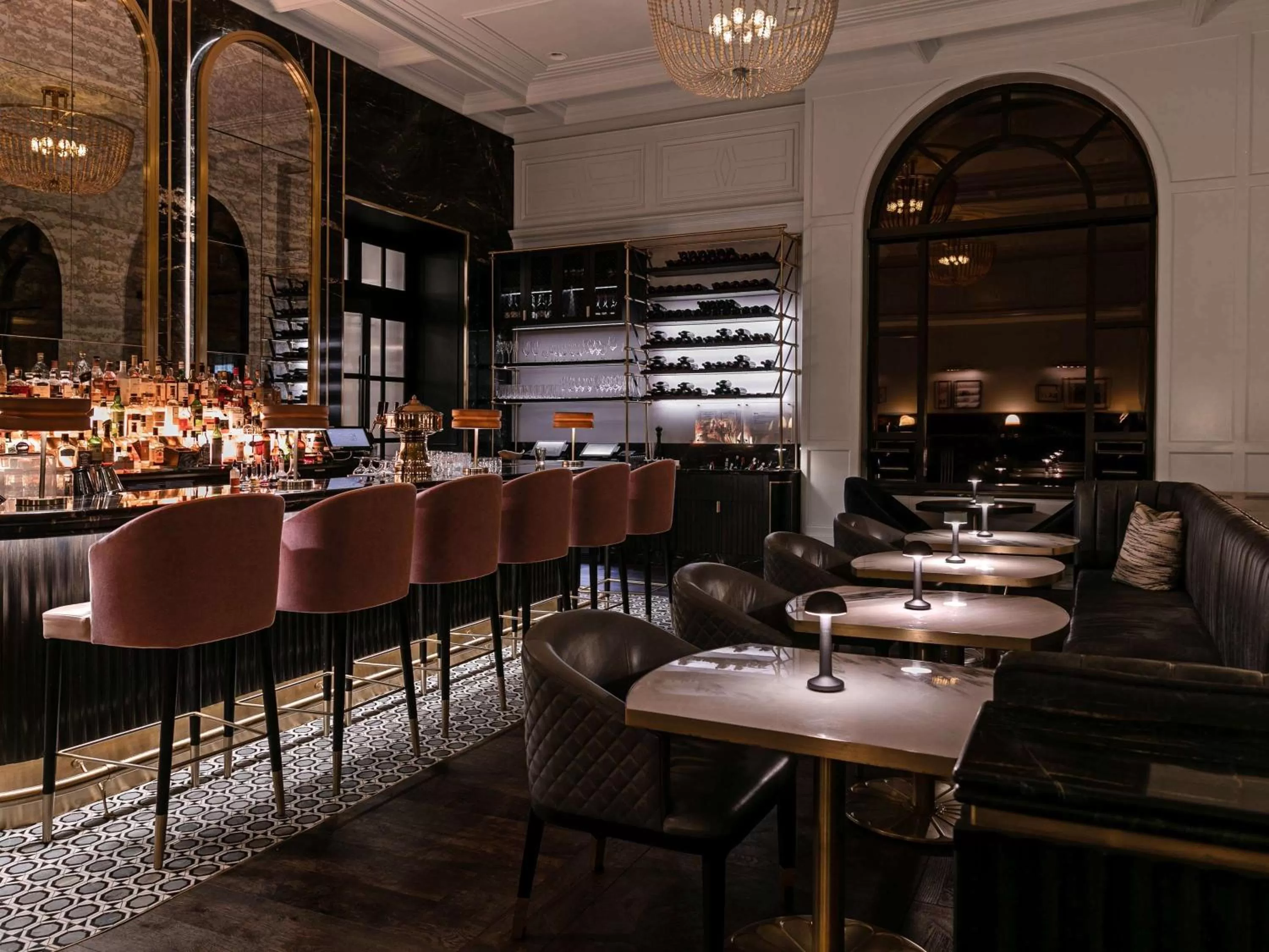 Lounge or bar in Fairmont Château Lake Louise