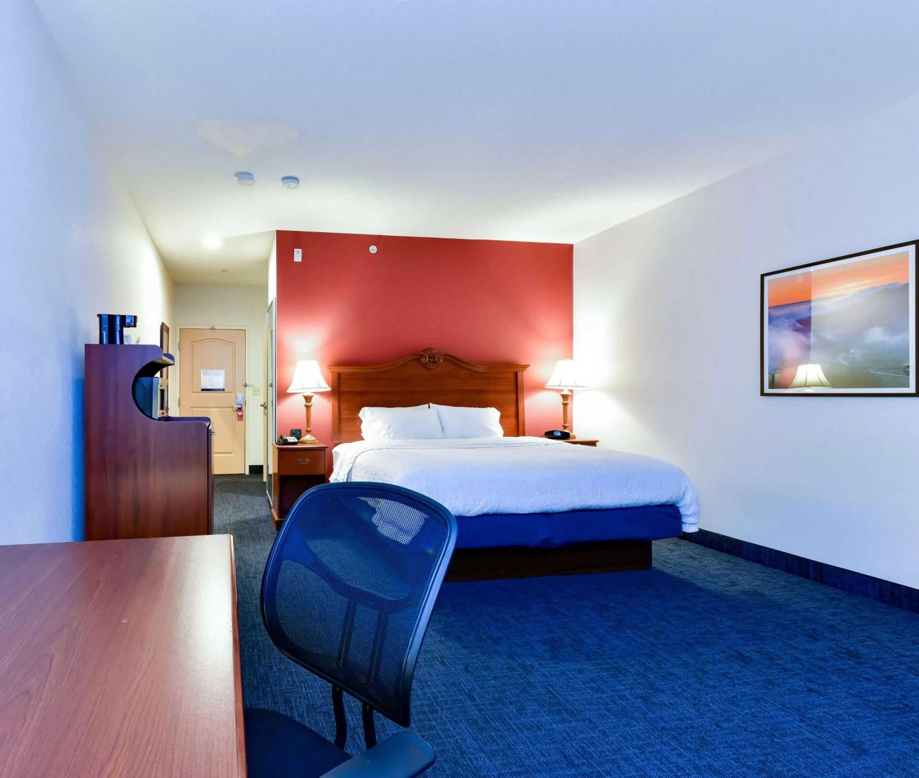 Bedroom, Bed in Hampton Inn & Suites Pittsburg