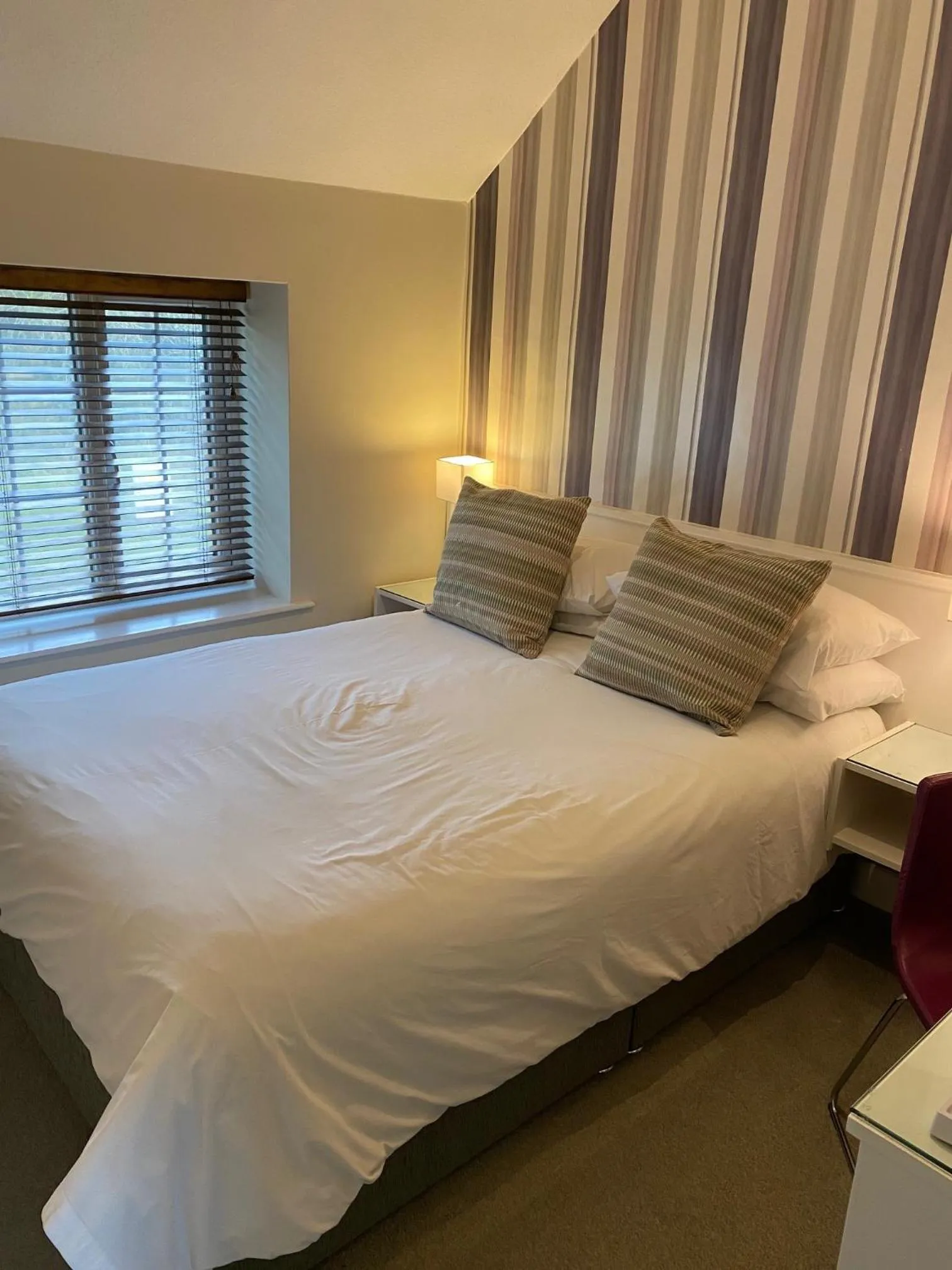 Bedroom, Bed in Manor Court Hotel