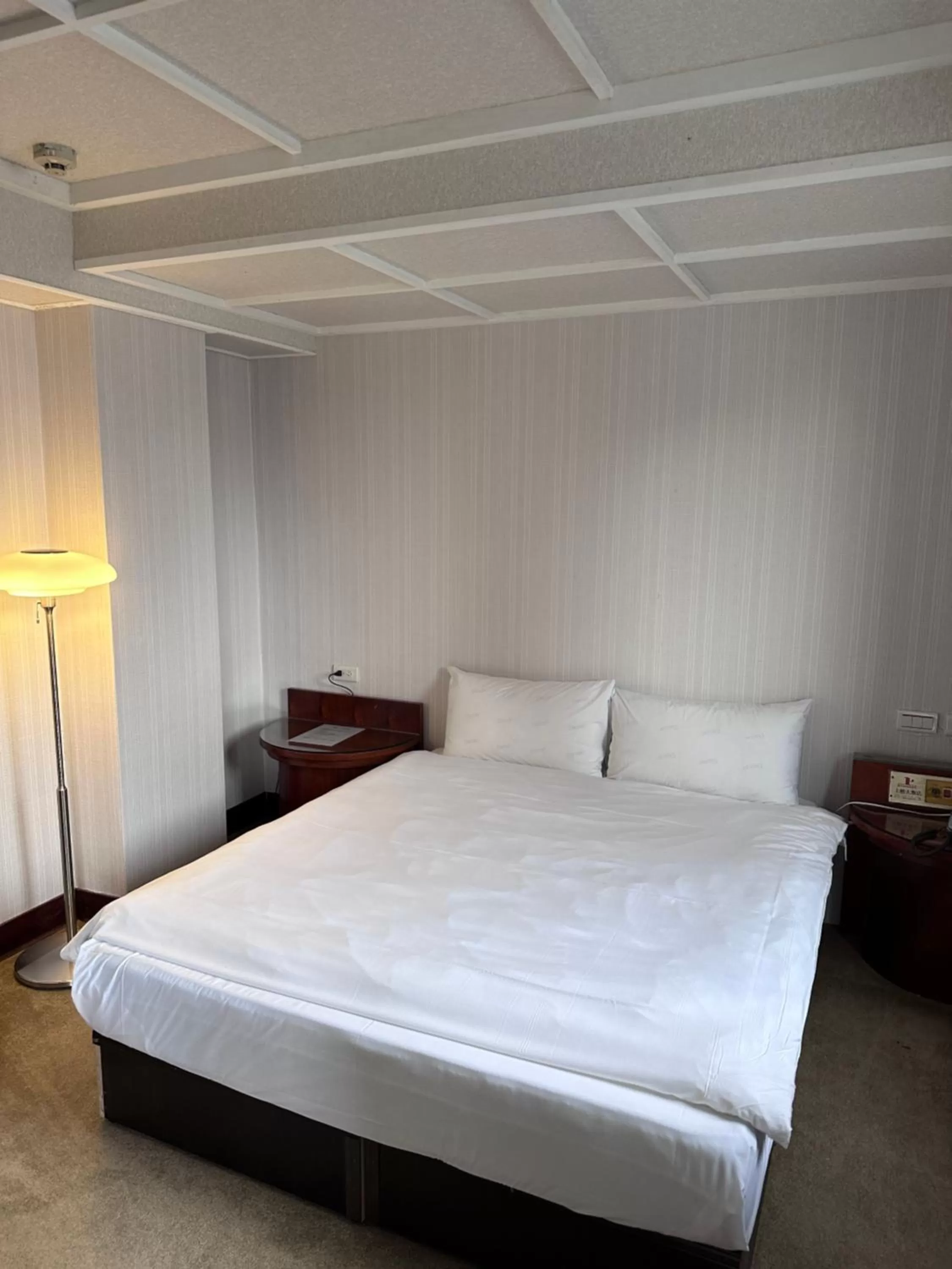 Property building, Bed in Shanger Hotel