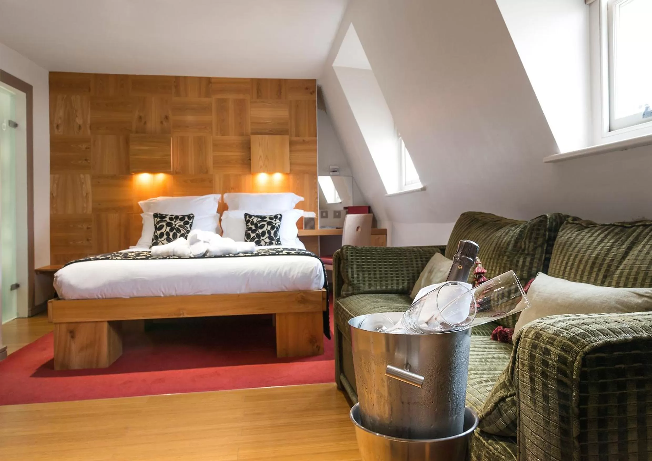 Large Double Room in Drakes Hotel