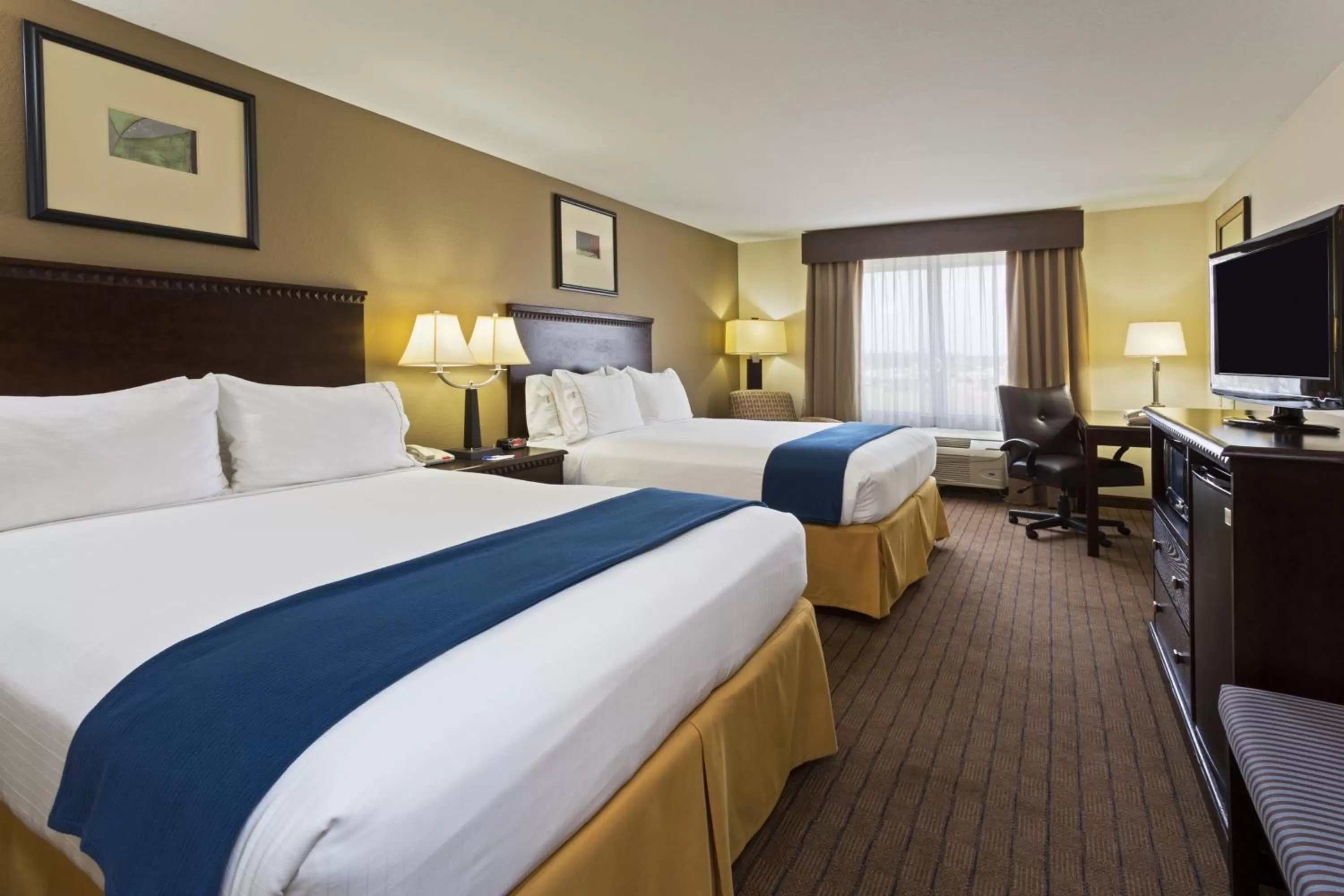 Photo of the whole room, Bed in Holiday Inn Express & Suites Moultrie by IHG