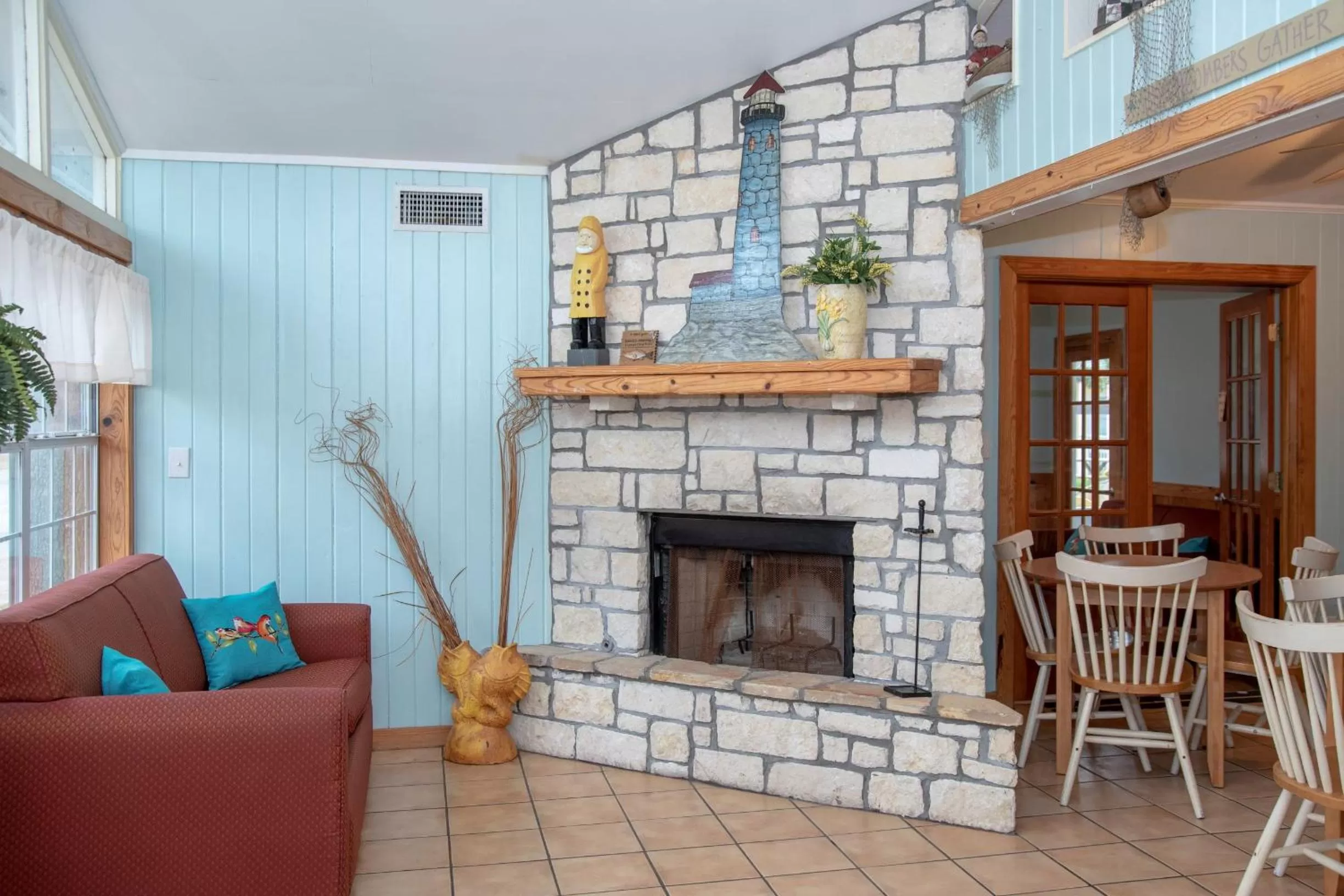 Communal lounge/ TV room in D&R Pelican Bay Resort