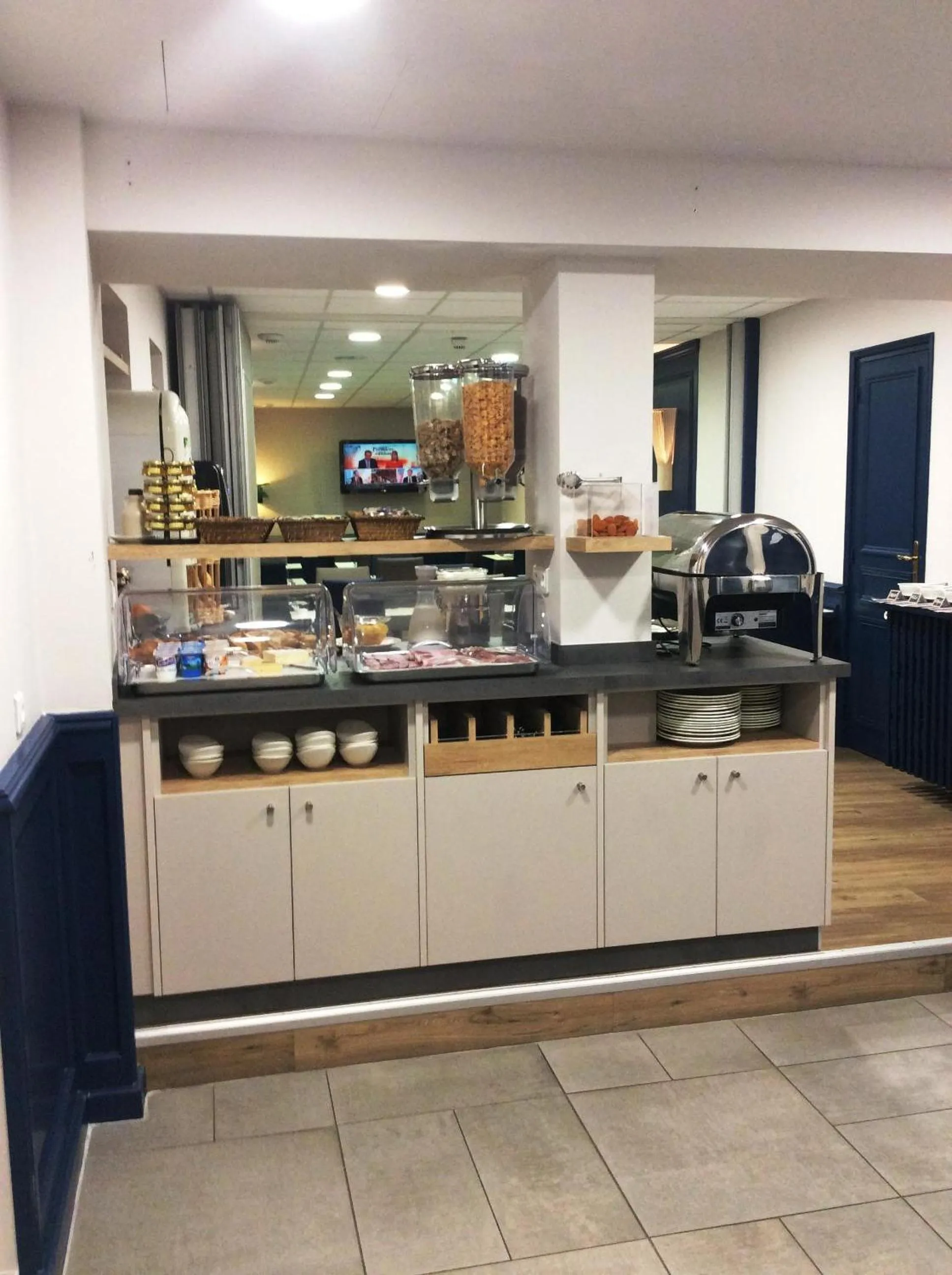 Buffet breakfast in Best Western Le Duguesclin Hôtel-Restaurant