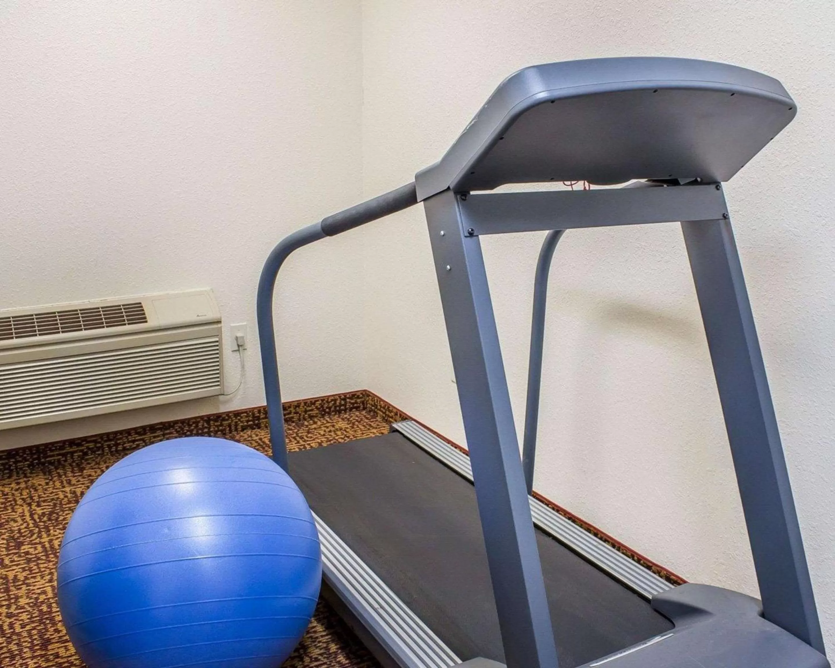 Fitness centre/facilities in Rodeway Inn & Suites near Okoboji Lake
