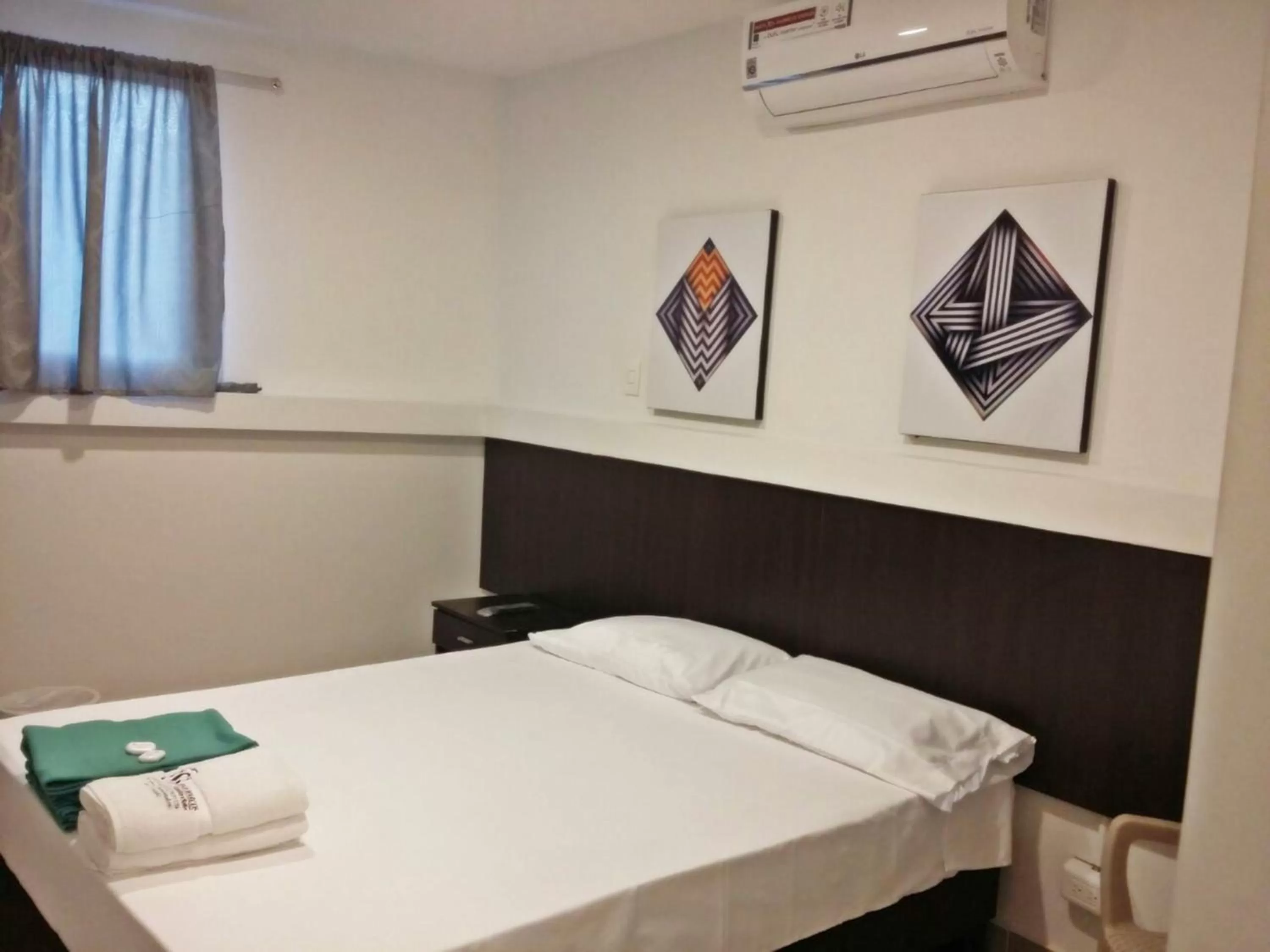 Photo of the whole room in Apartasuites San Marcos