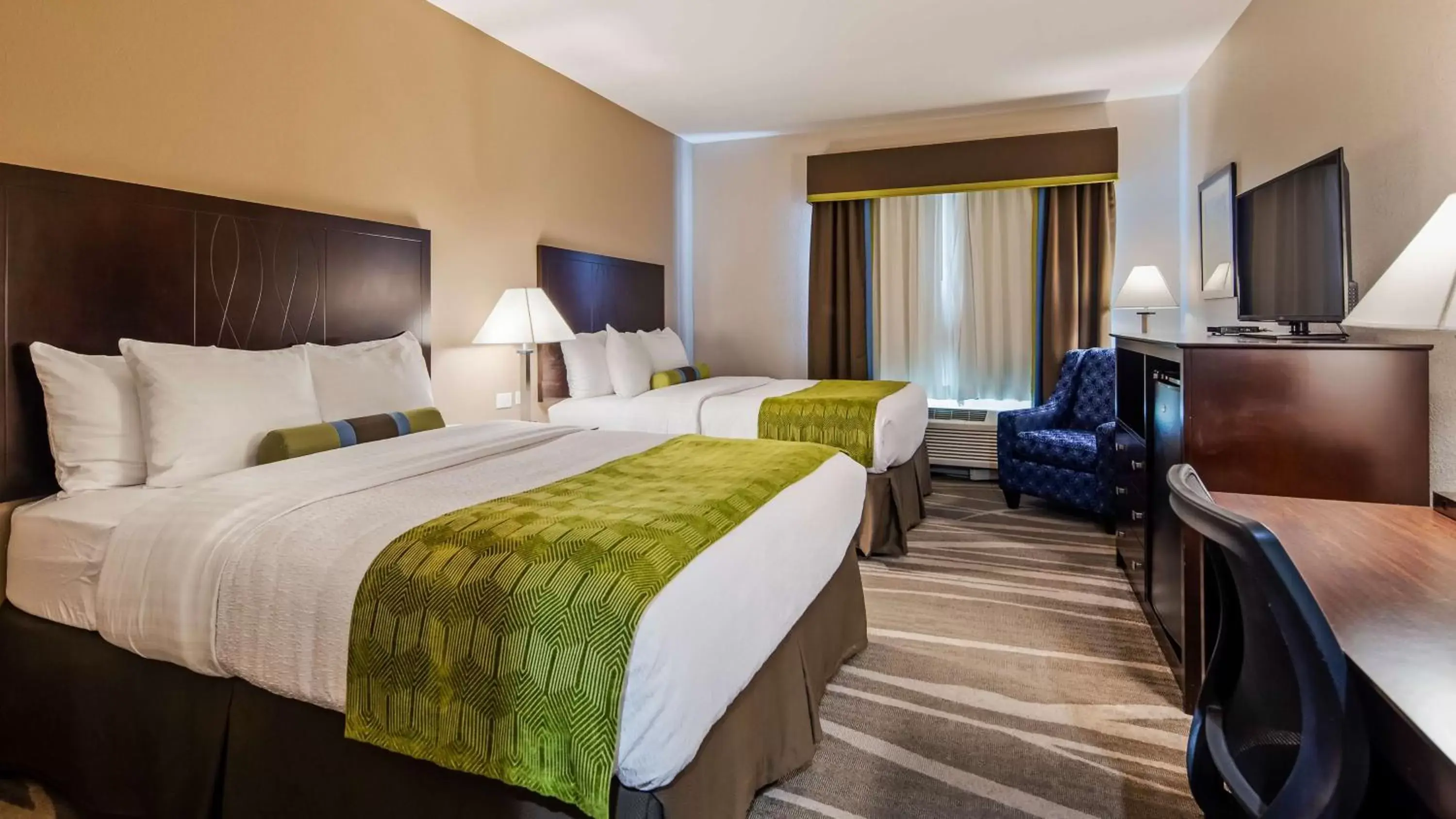 Queen Room with Two Queen Beds and Bath Tub - Disability Access in Best Western Plus Denver City Hotel & Suites Queen Room with Two Queen Beds and Bath Tub - Disability Access in Best Western Plus Denver City Hotel & Suites