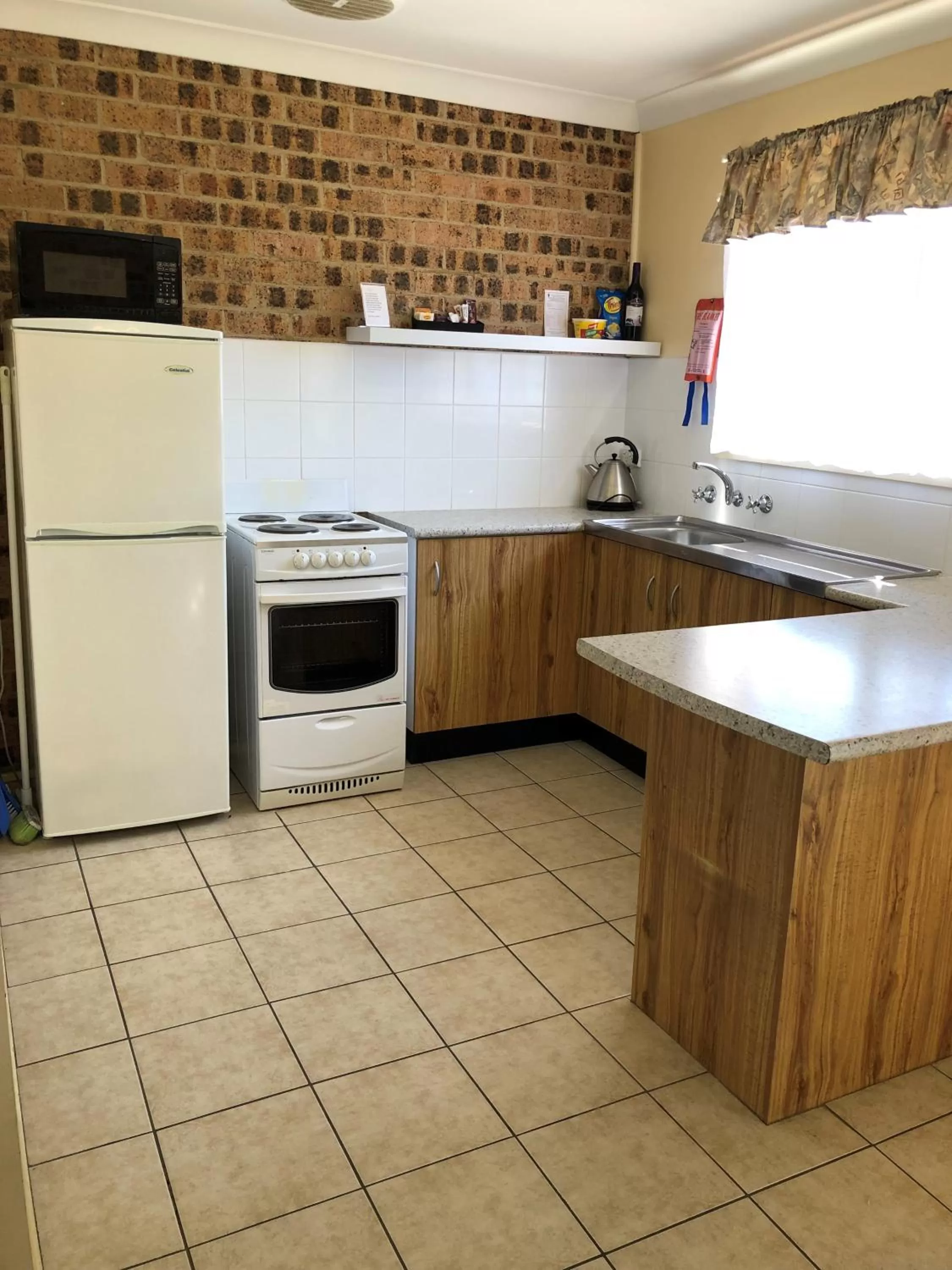 Avaleen Lodge Motor Inn