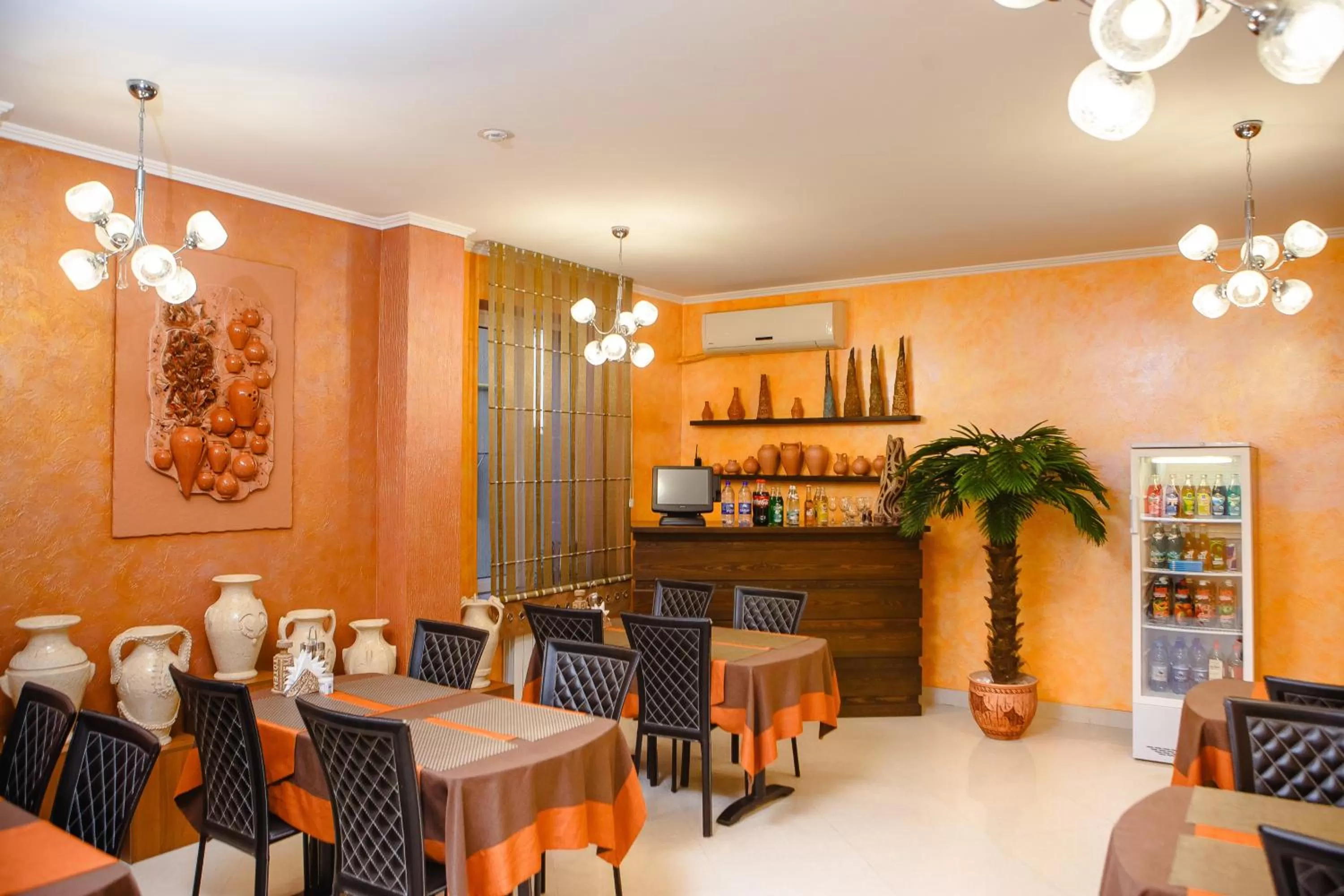 Restaurant/places to eat in Totem Hotel