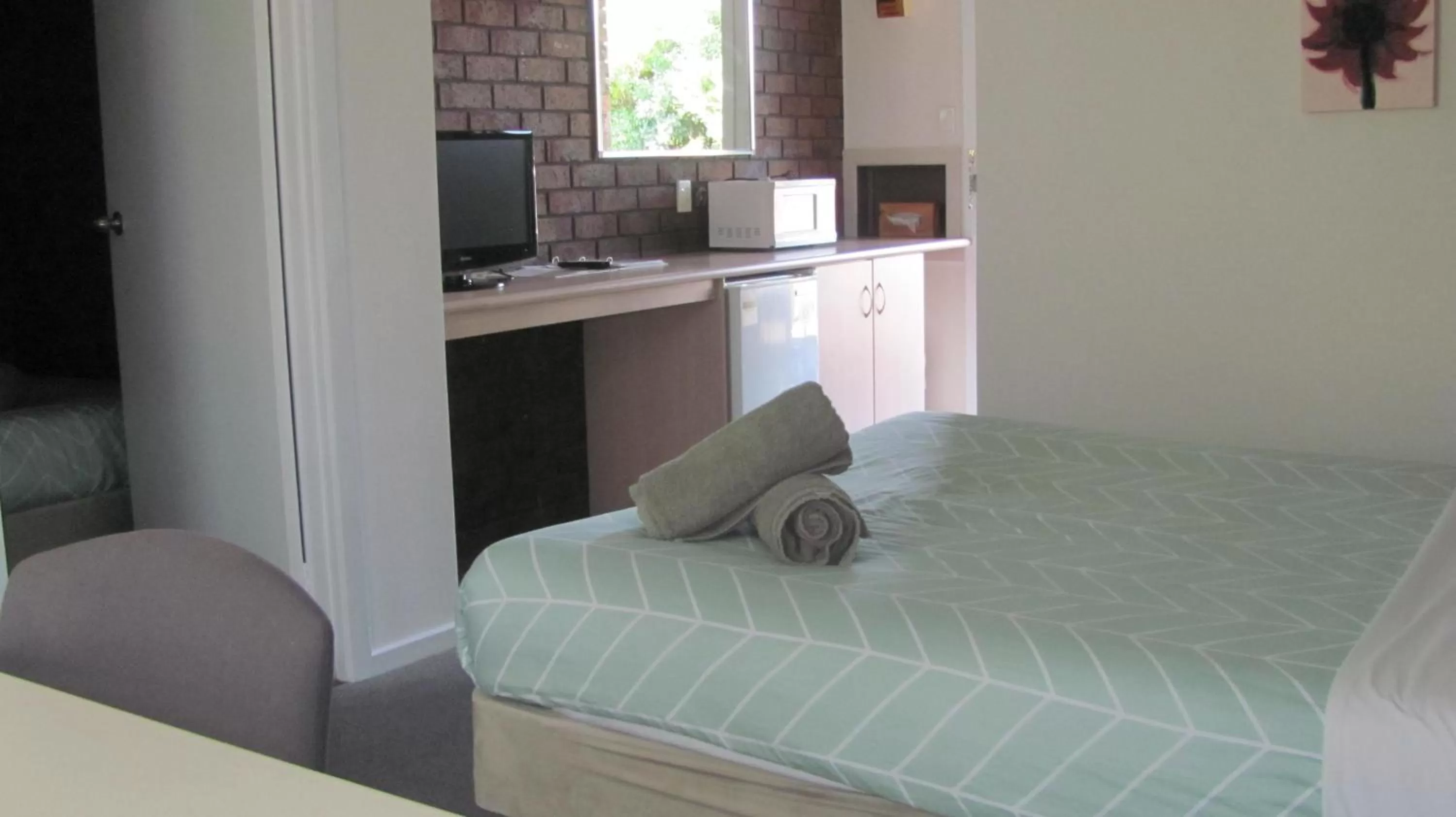 Bed in Bristol Hill Motor Inn