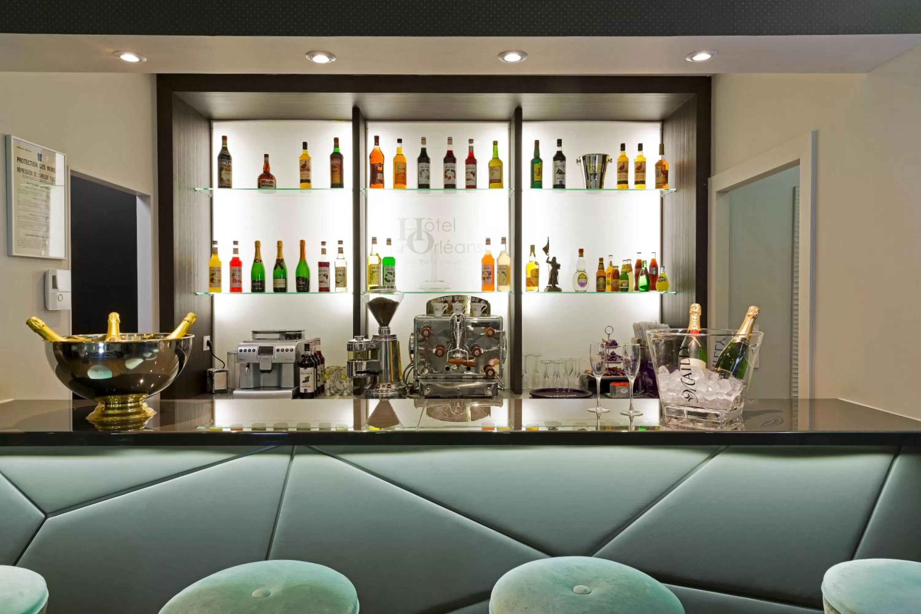 Lounge or bar in Hôtel d'Orléans