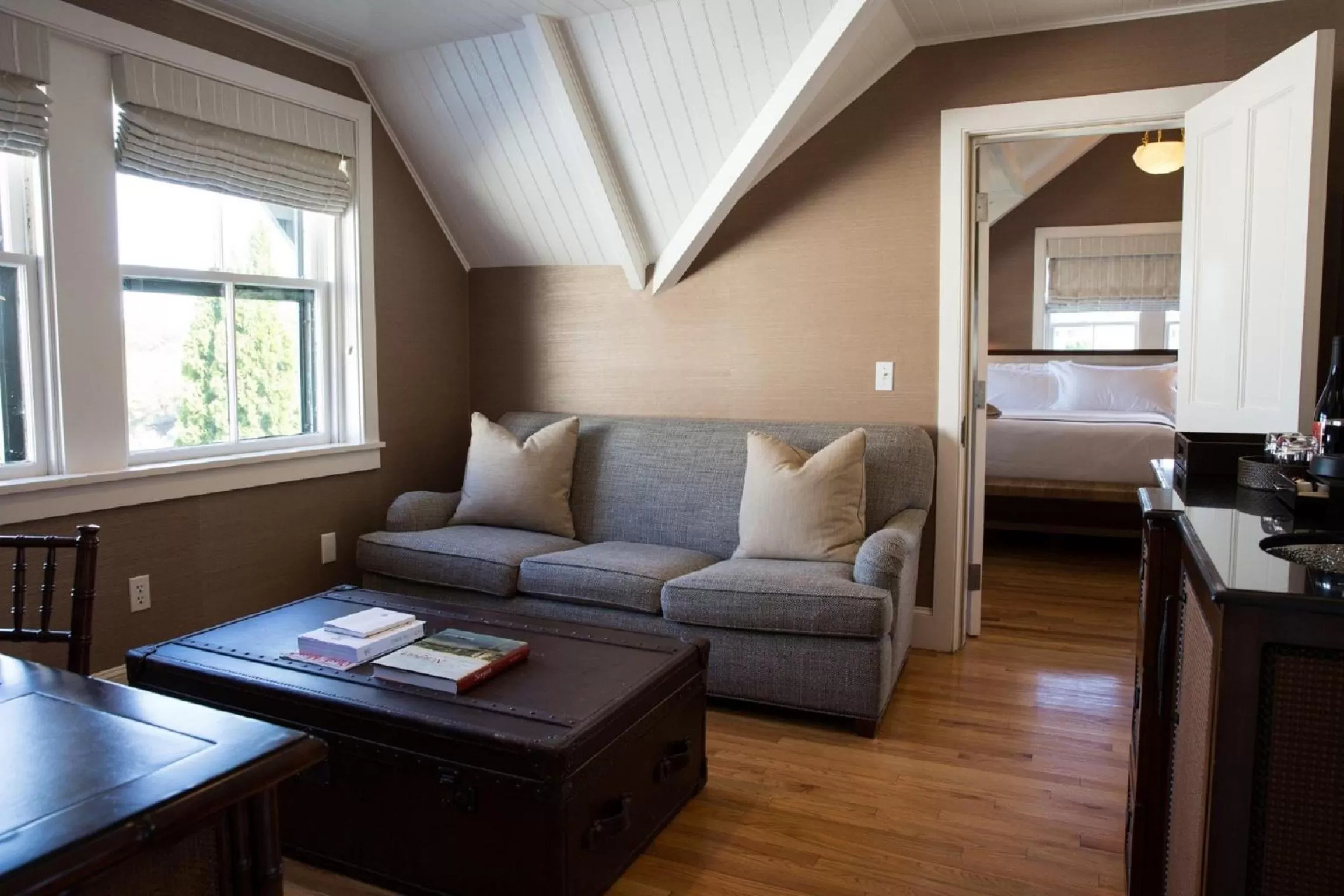 Living room, Bed in Castle Hill Inn