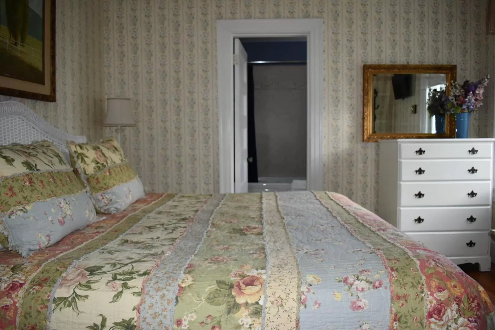 Bed in Canterbury Cottage Bed & Breakfast