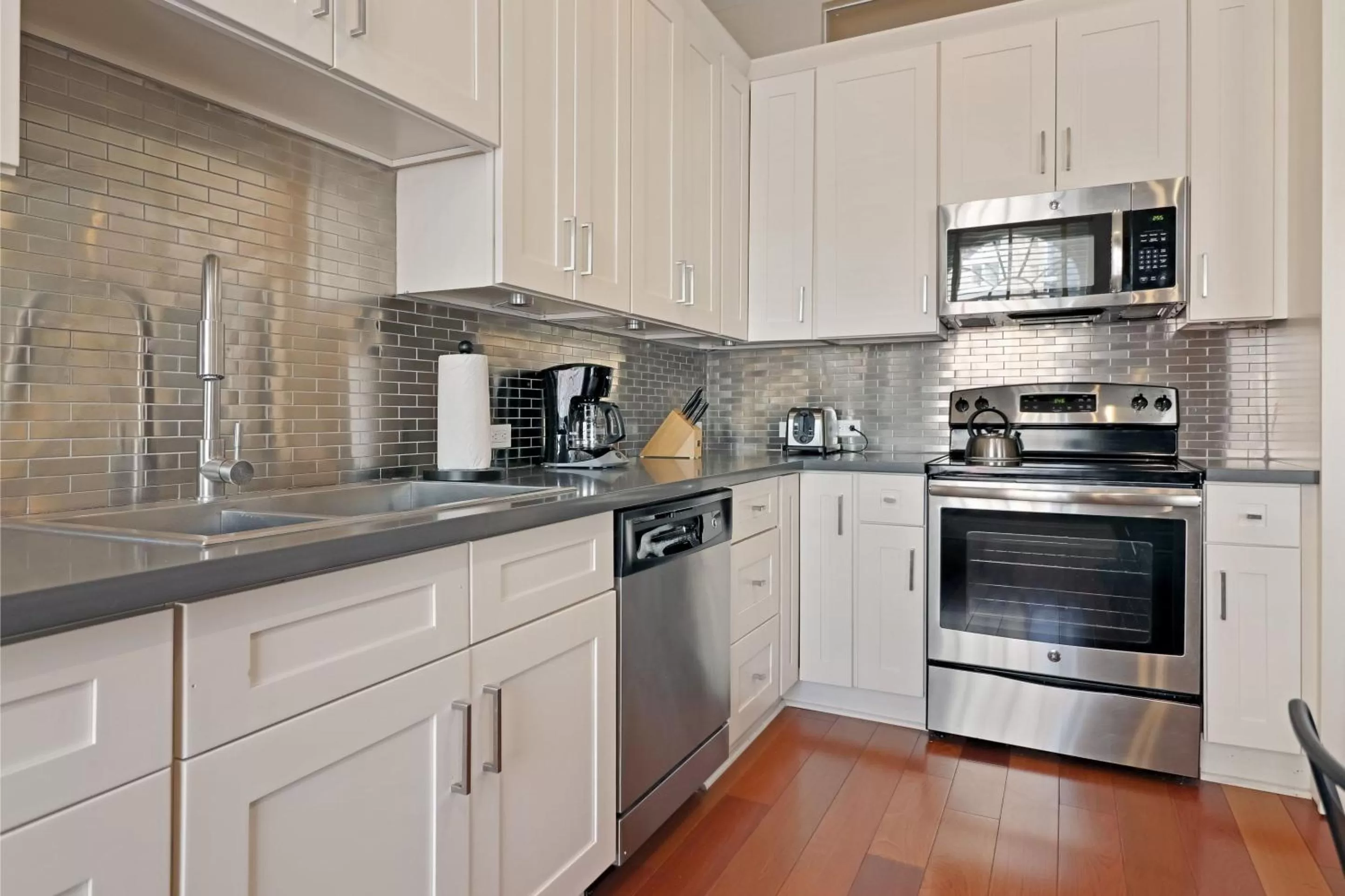 Coffee/tea facilities in Roami at Factors Row