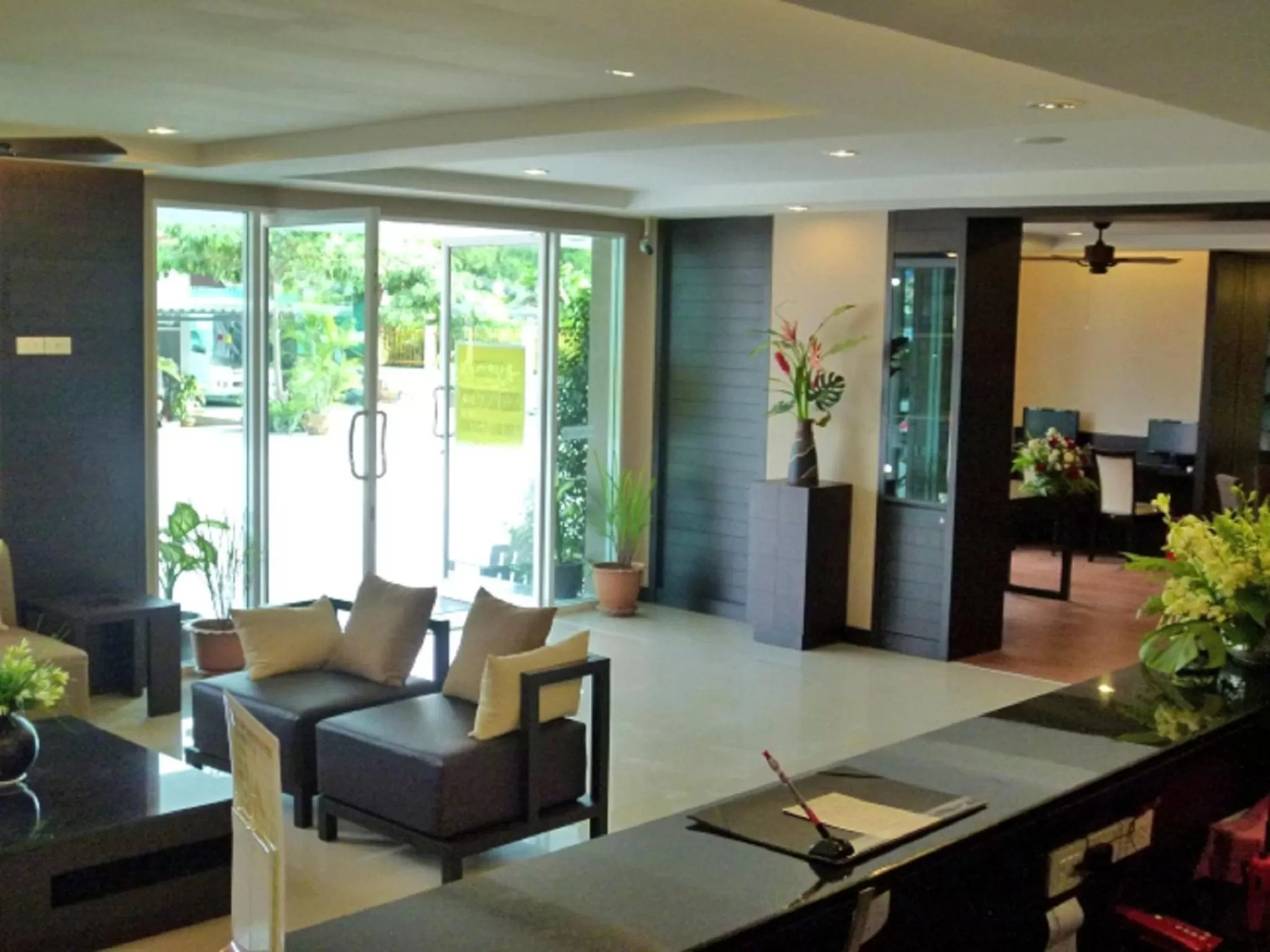 Lobby or reception in Sinsuvarn Airport Suite Hotel