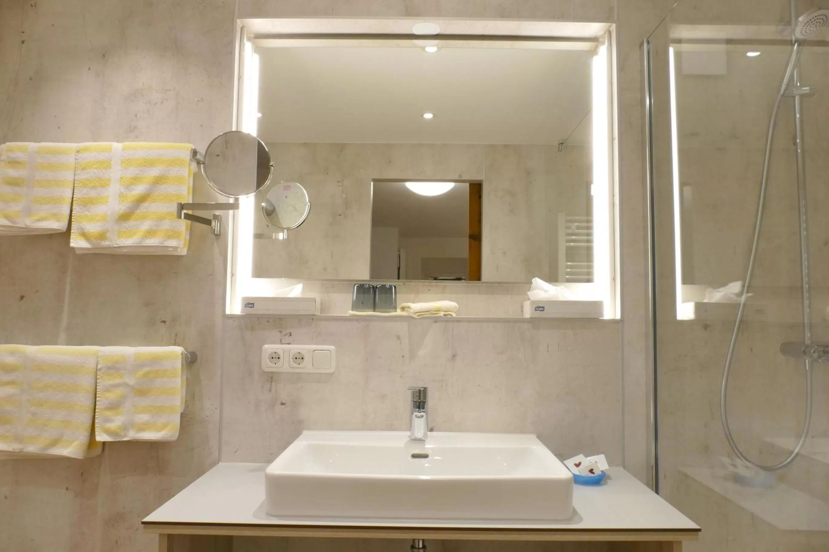 Bathroom in Altstadt-Hotel Zum Hechten