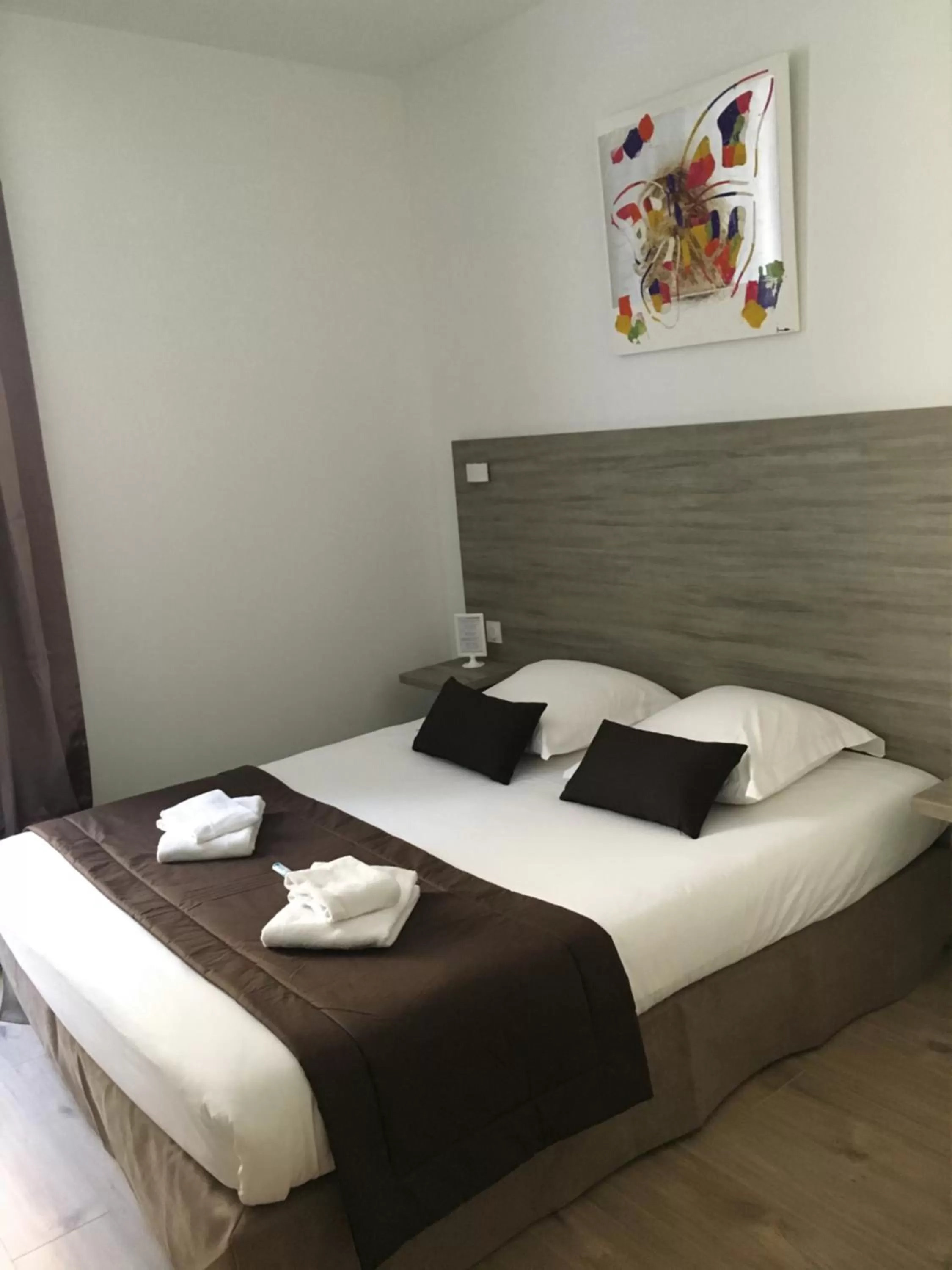 Bed in Hôtel Le Biarritz - Vichy