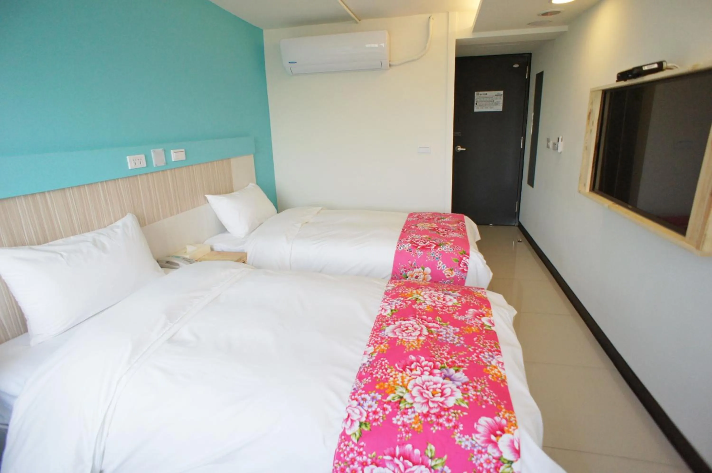 Bed in Good Night Hotel