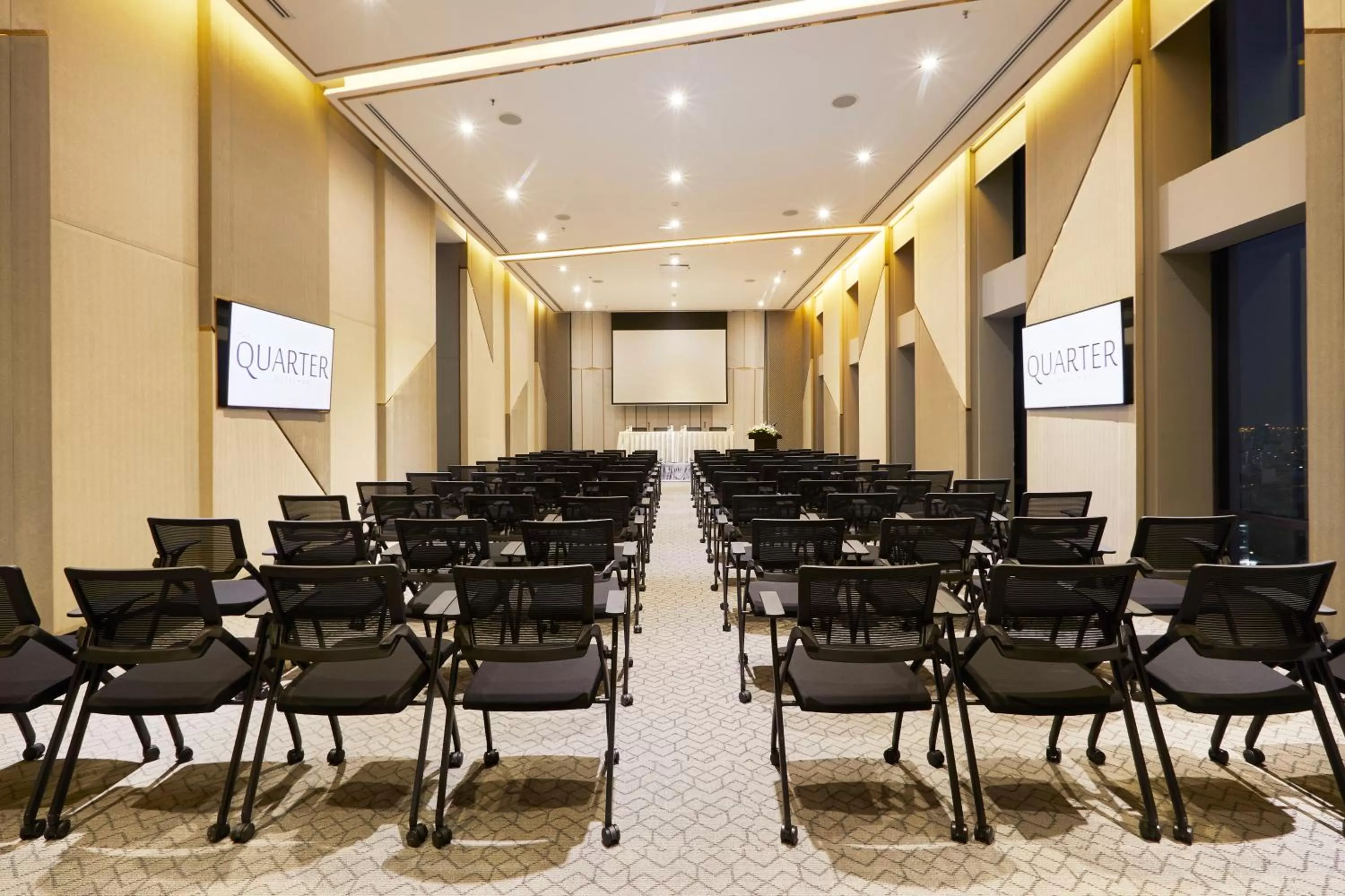 Business facilities in The Quarter Ari by UHG