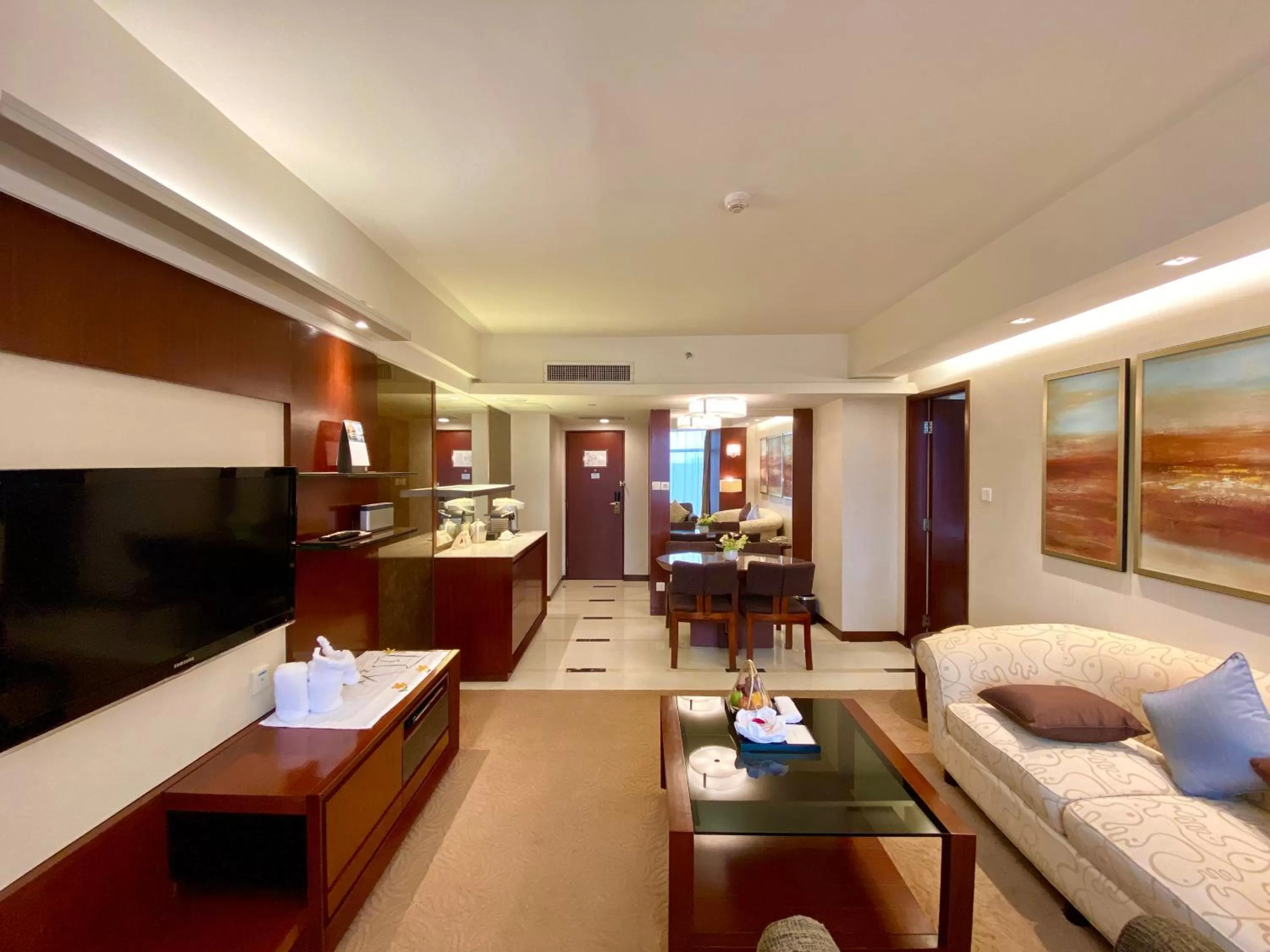 Photo of the whole room in Shangri-La Shenzhen - Nearby Luohu Border, Outdoor Swimming Pool