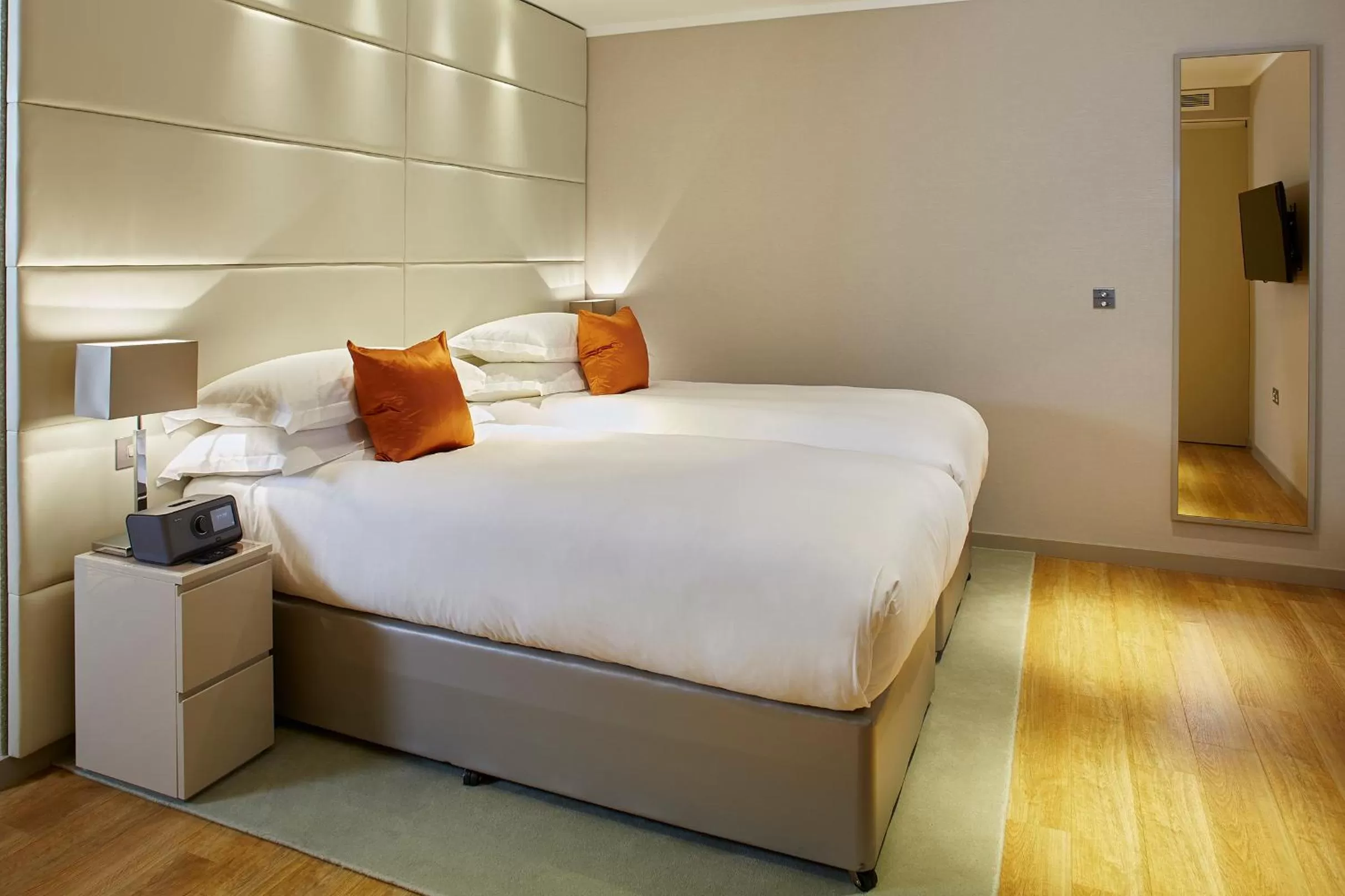 Bedroom, Bed in Cheval Three Quays at The Tower of London