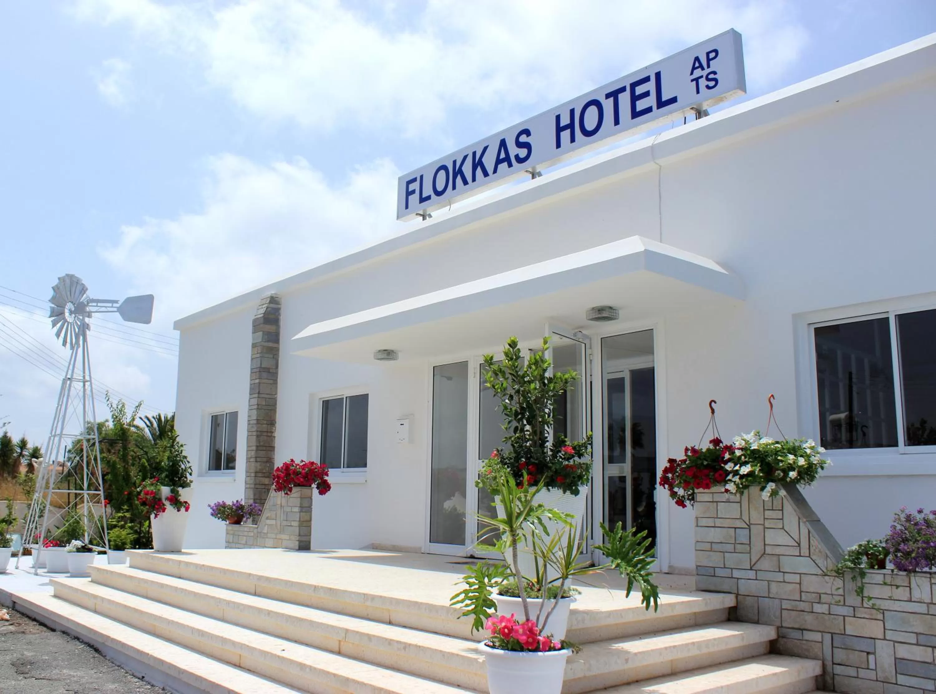 Facade/entrance in Flokkas Hotel Apartments