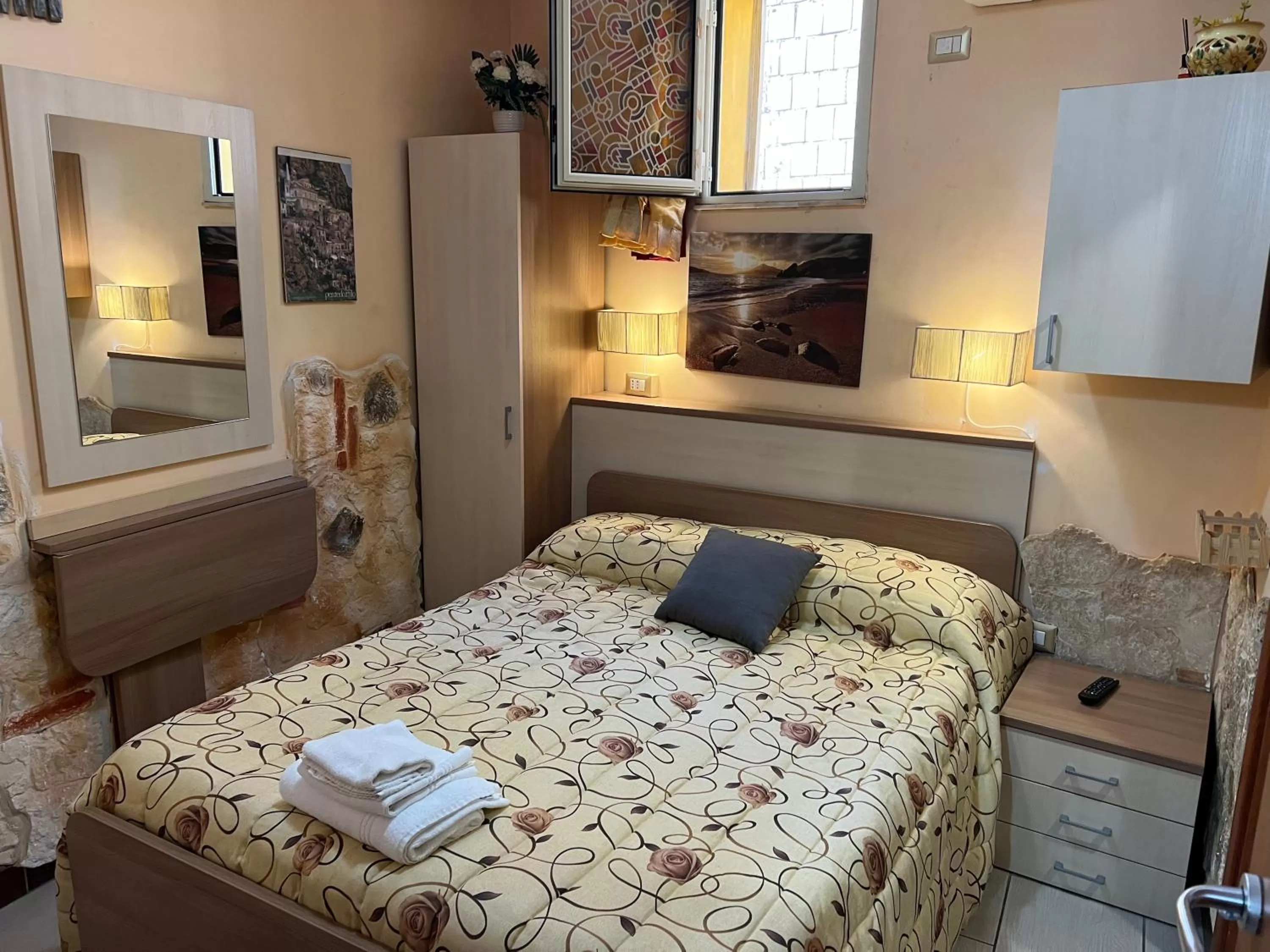 Photo of the whole room, Bed in Golden Dreams B&B