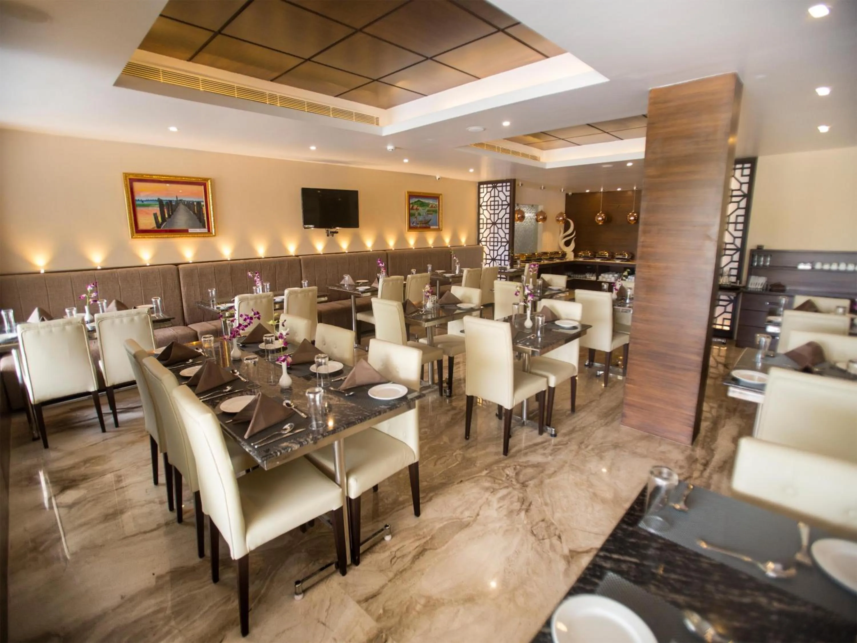 Restaurant/places to eat in ST Parklane Airport Hotel Chennai