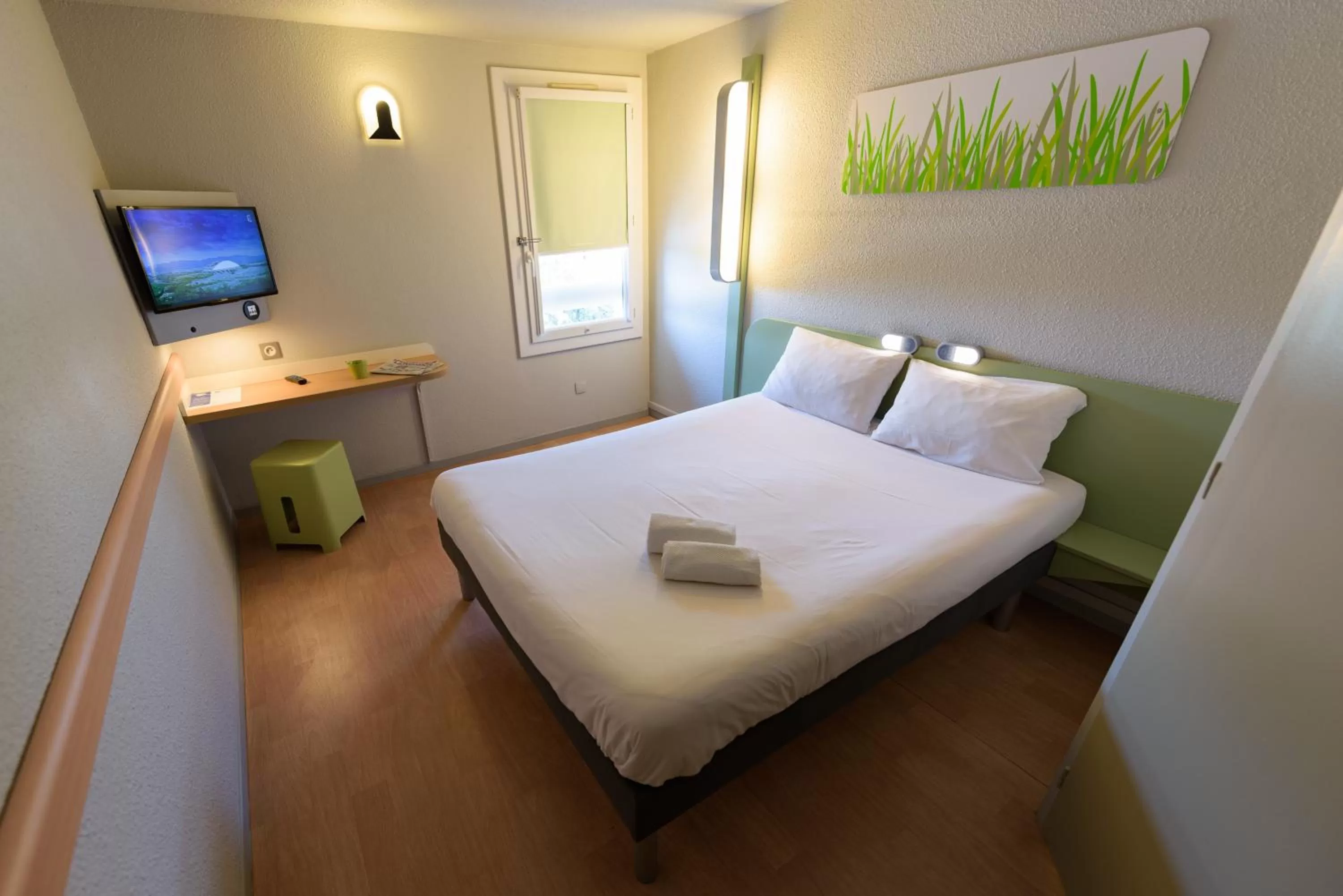 Photo of the whole room, Bed in Ibis Budget Avignon Nord
