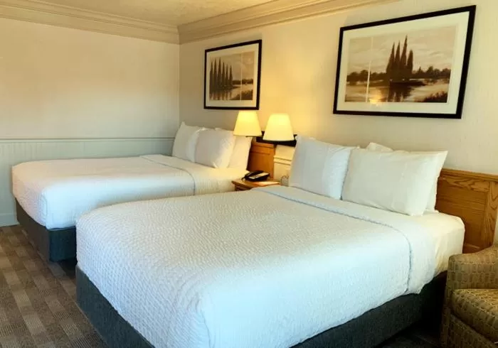 Bed in Coachman Inn Oak Harbor