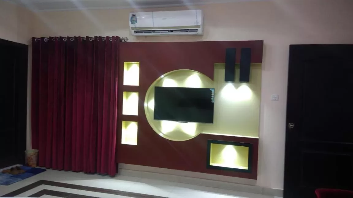 TV/Entertainment Center in Hotel Grace inn