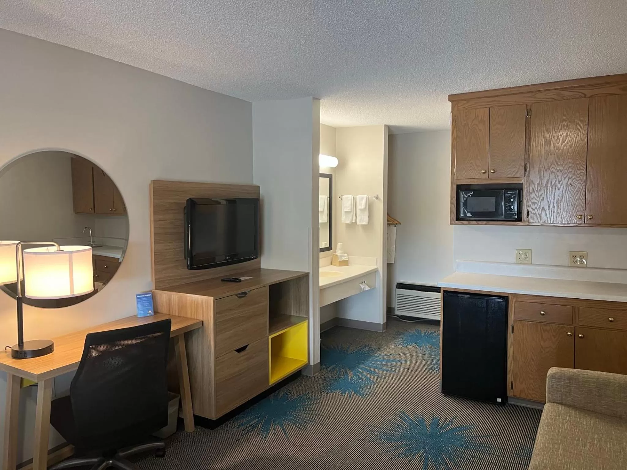 TV and multimedia in Days Inn by Wyndham Valdosta I-75