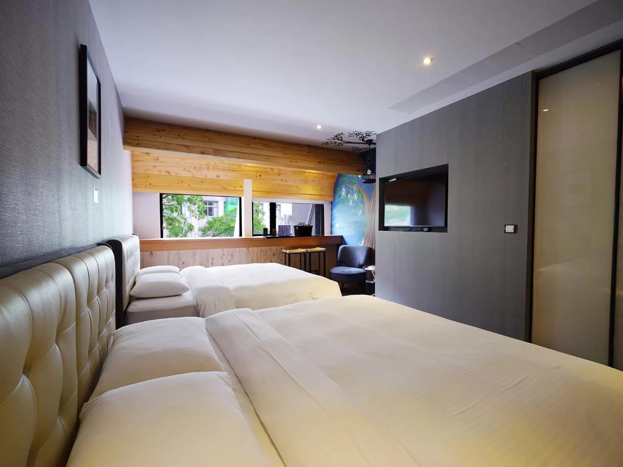 Property building, Bed in 3 Door Hotel