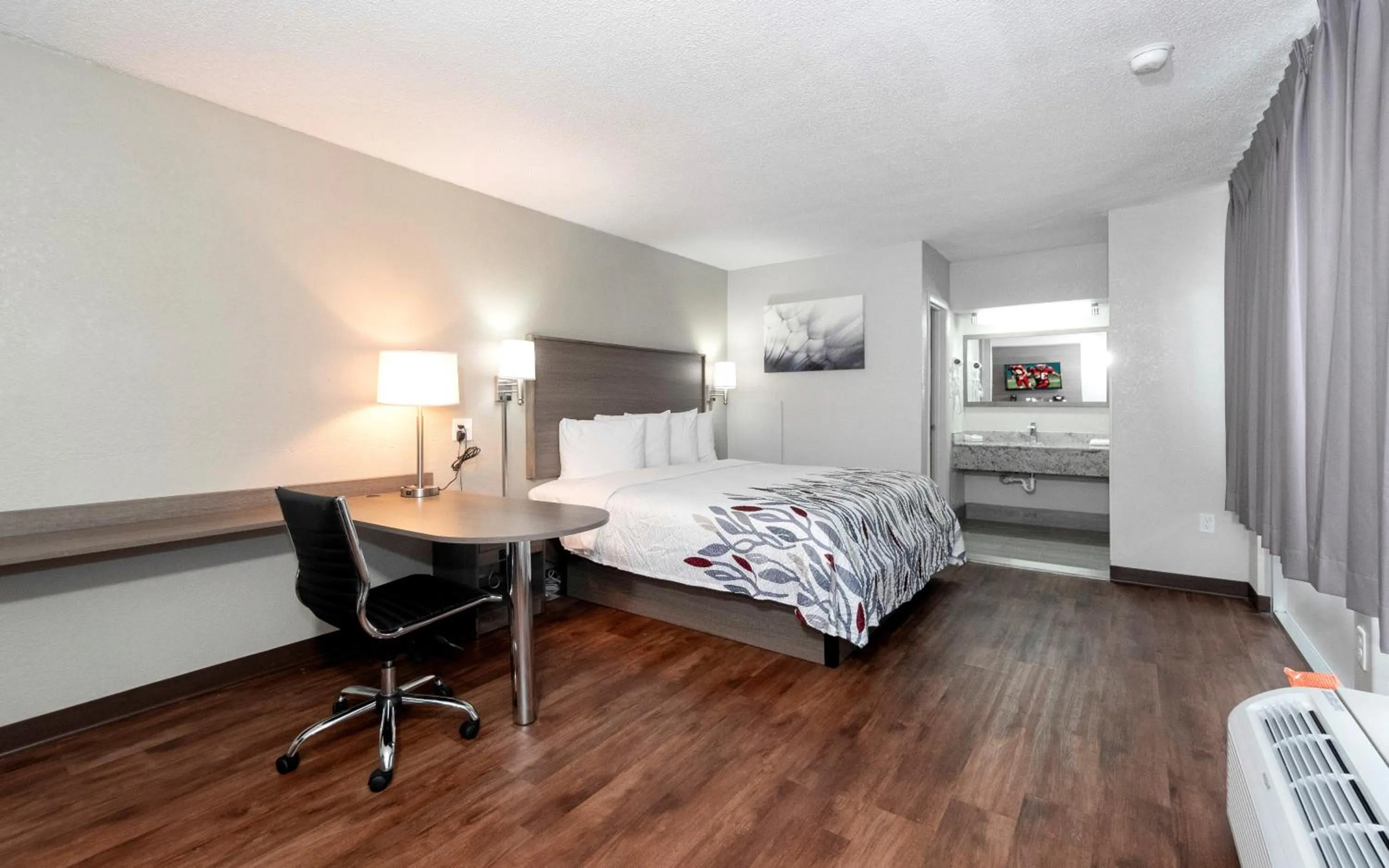 Photo of the whole room, Bed in Red Roof Inn Petersburg - Fort Lee