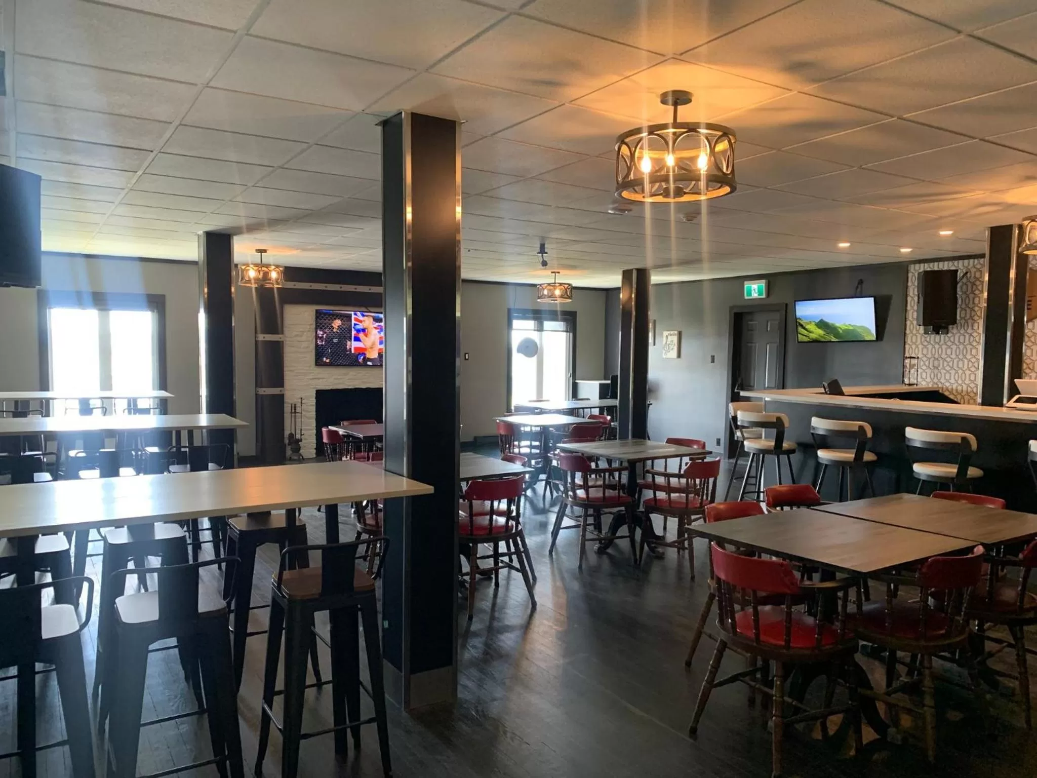 Restaurant/Places to Eat in Acadian Hotel