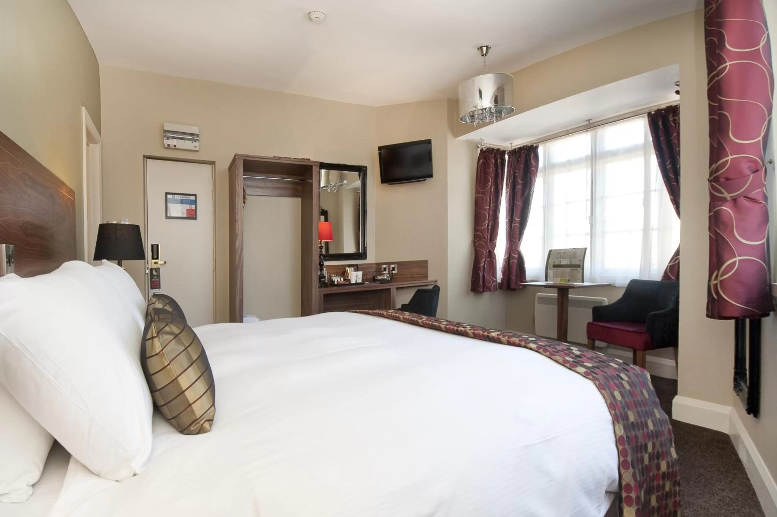 Photo of the whole room, Bed in The Shrewsbury Hotel Wetherspoon