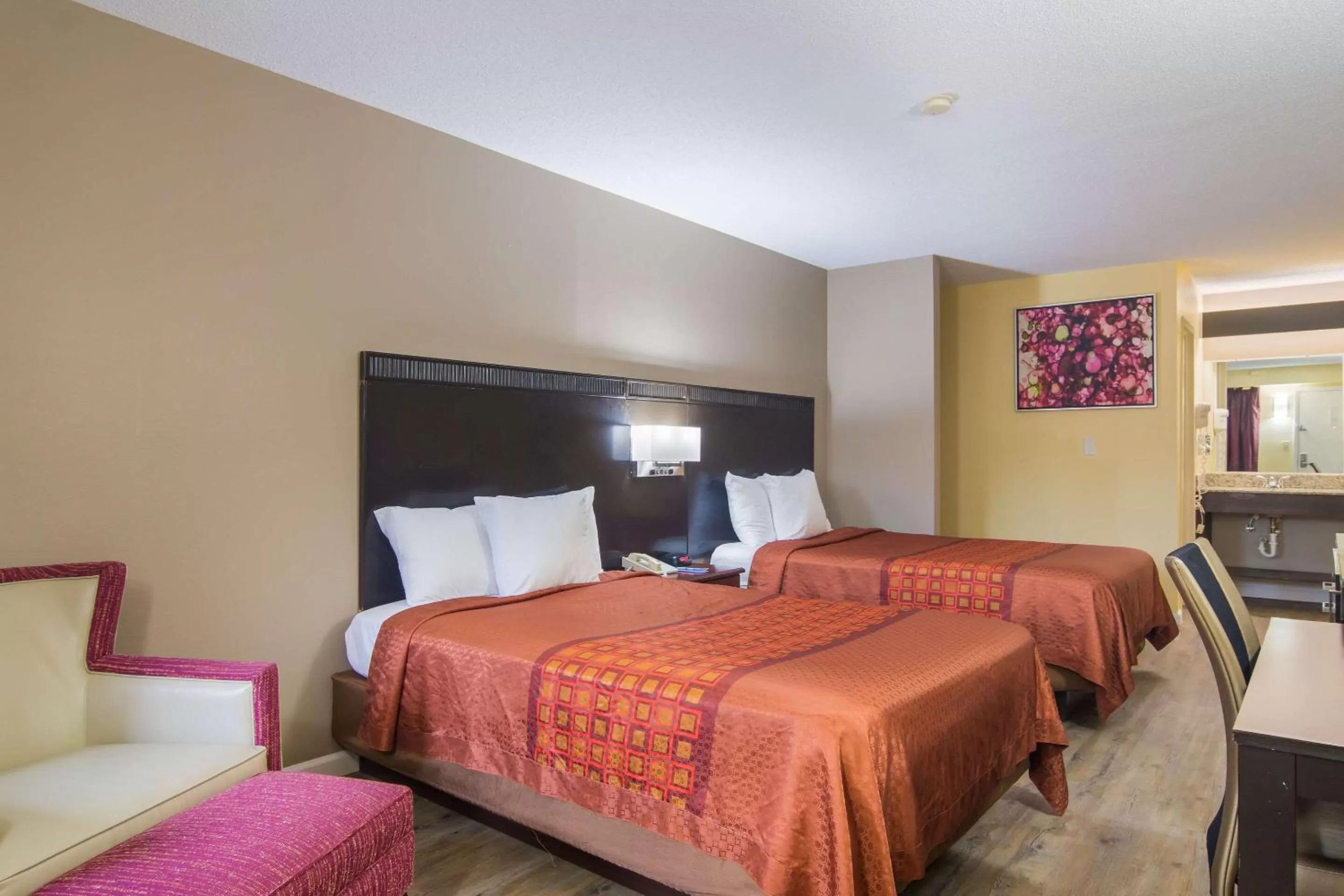 Photo of the whole room, Bed in Rodeway Inn & Suites Monroeville-Pittsburgh
