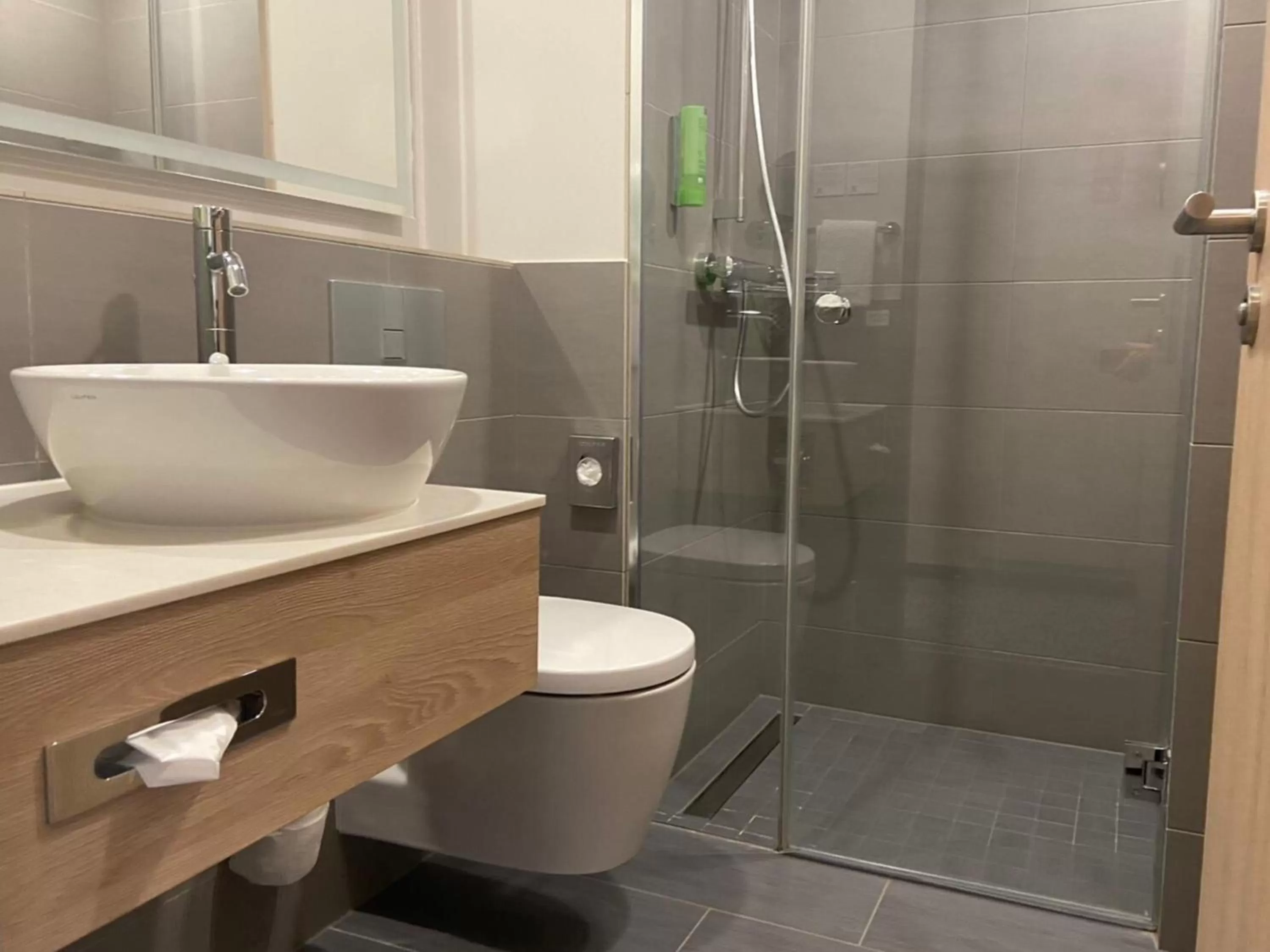 Bathroom in Holiday Inn Düsseldorf City – Toulouser Allee by IHG