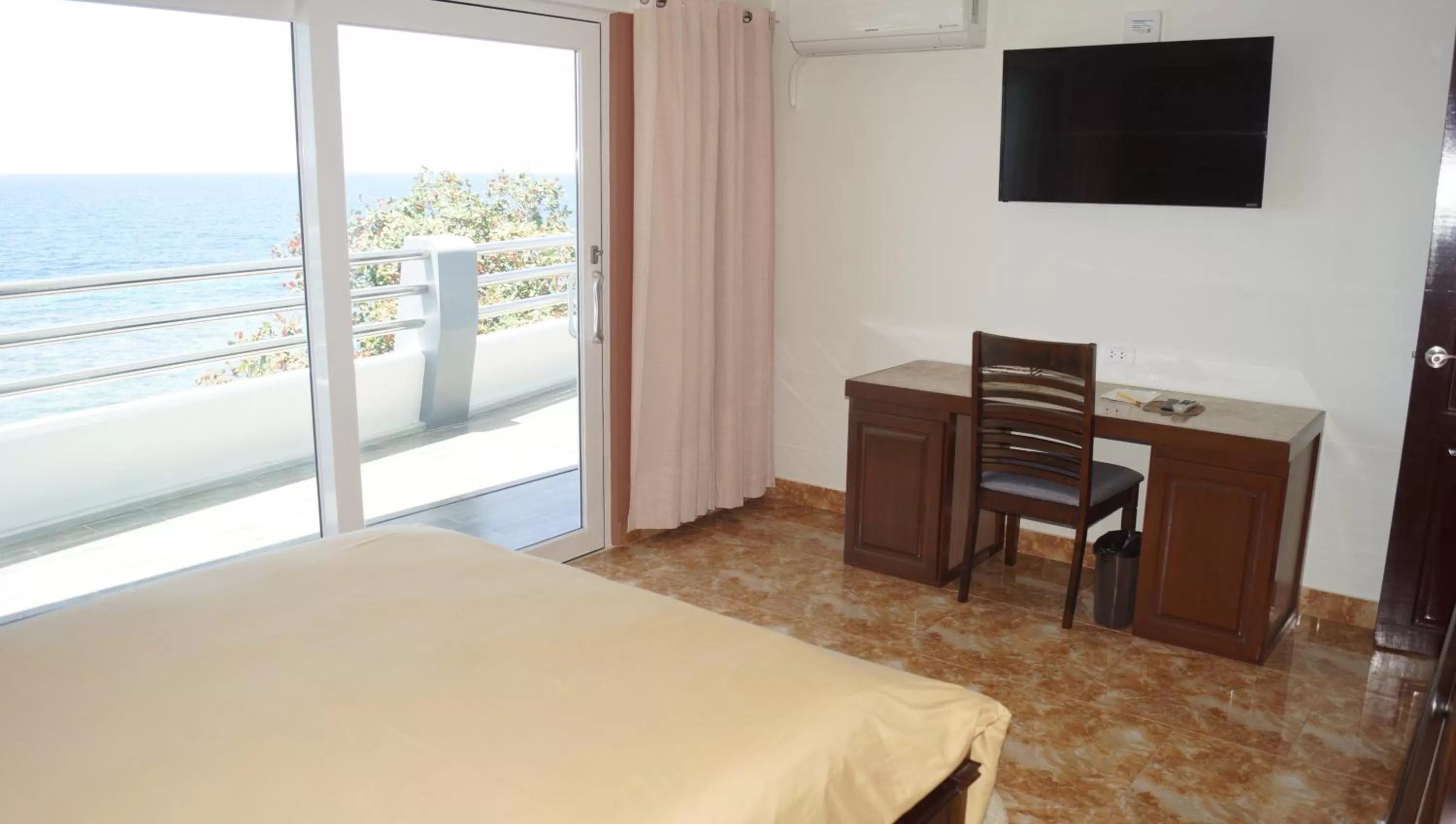 Bedroom, Bed in Panglao Sea Resort - Tangnan