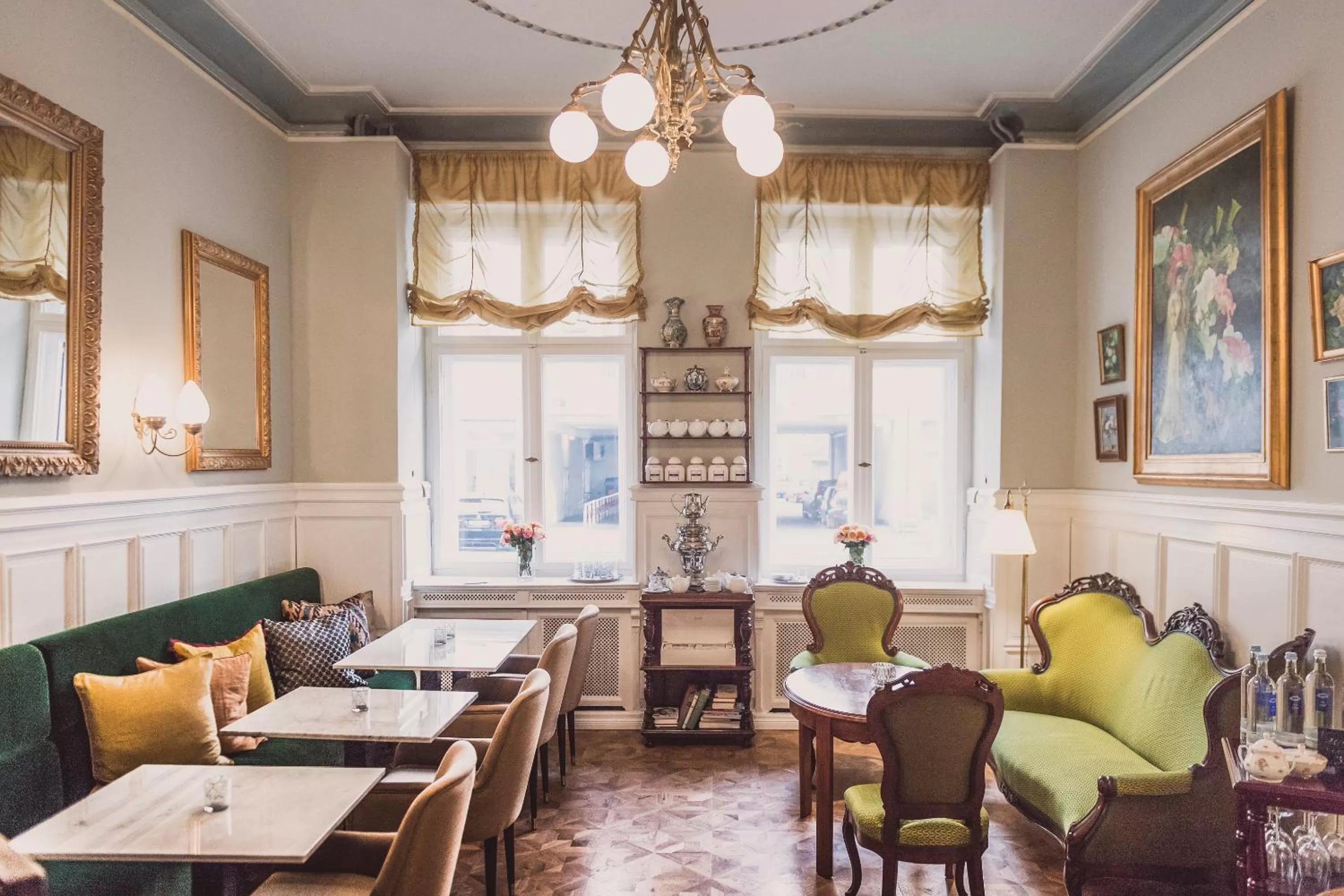 Lounge or bar in HENRI Hotel Berlin Kurfürstendamm