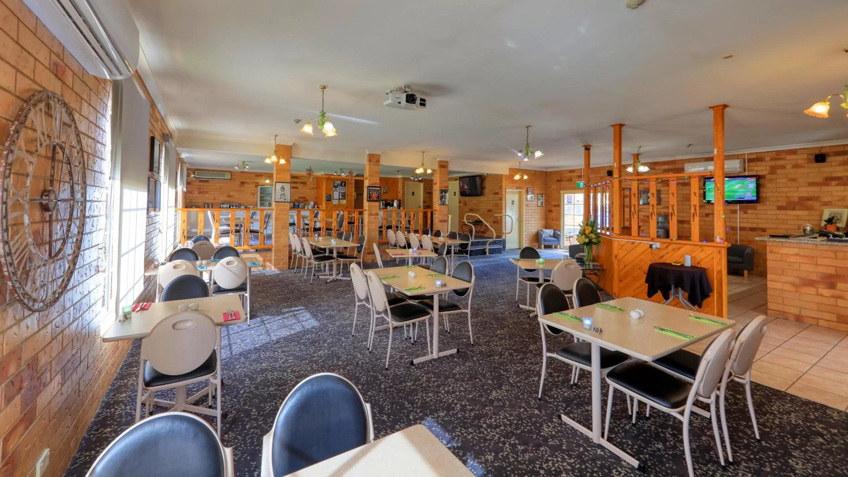Restaurant/places to eat in North Parkes Motel