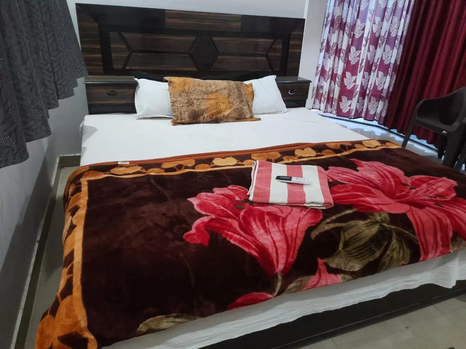 Bed in STAYMAKER Hotel Raj Ganga